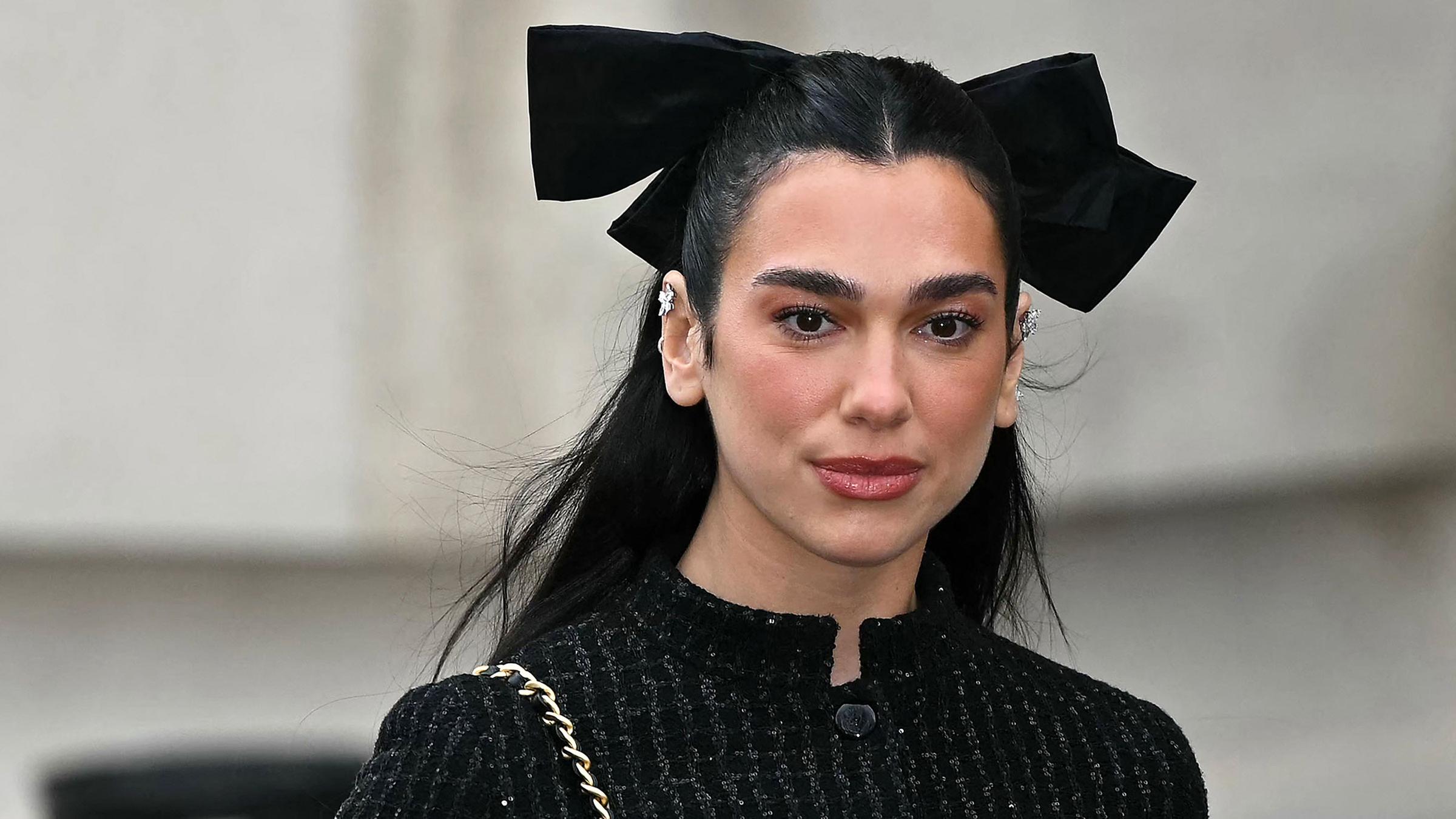 Die Sängerin Dua Lipa in Paris bei der Fashion Show von Chanel. 