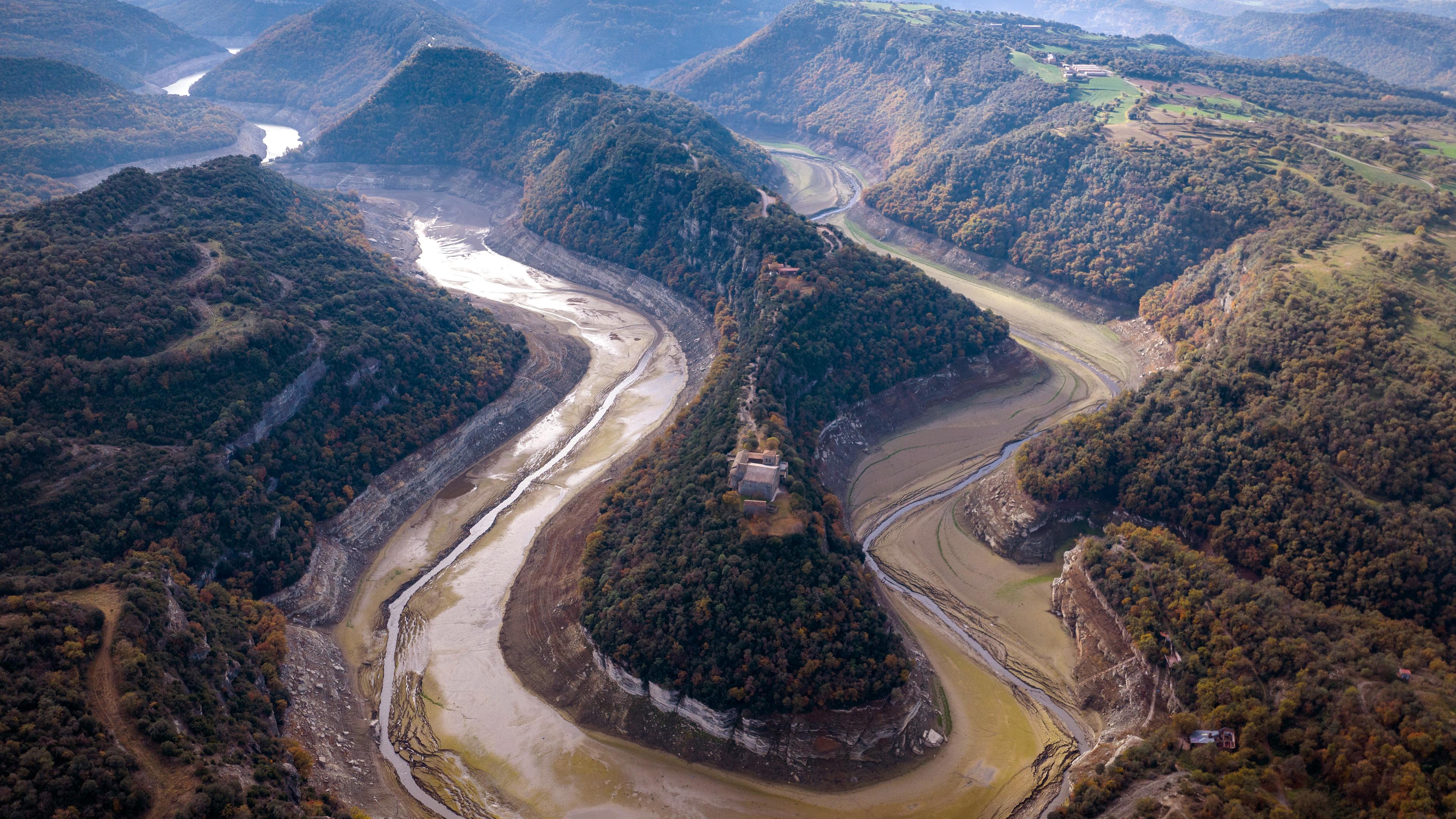 Blick auf den Fluss Ter, der zu einem Stausee in der Nähe von Vilanova de Sau fließt, aufgenommen am 23.11.2022