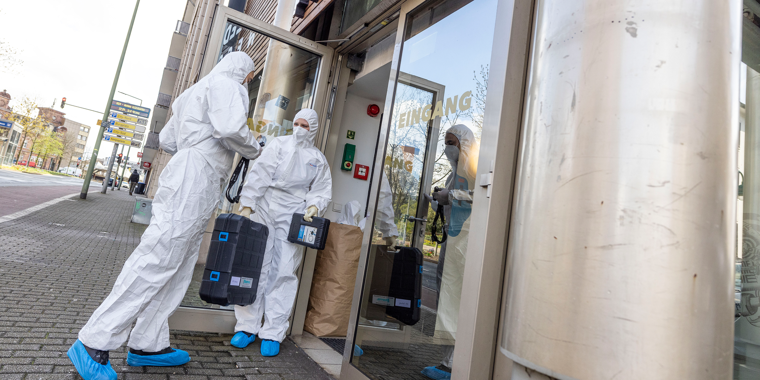 Spurensicherung sichert DNA-Spuren am Tatort Fitnessstudio