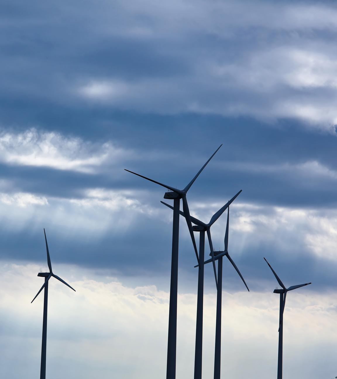 Windräder vor wolkigem Himmel