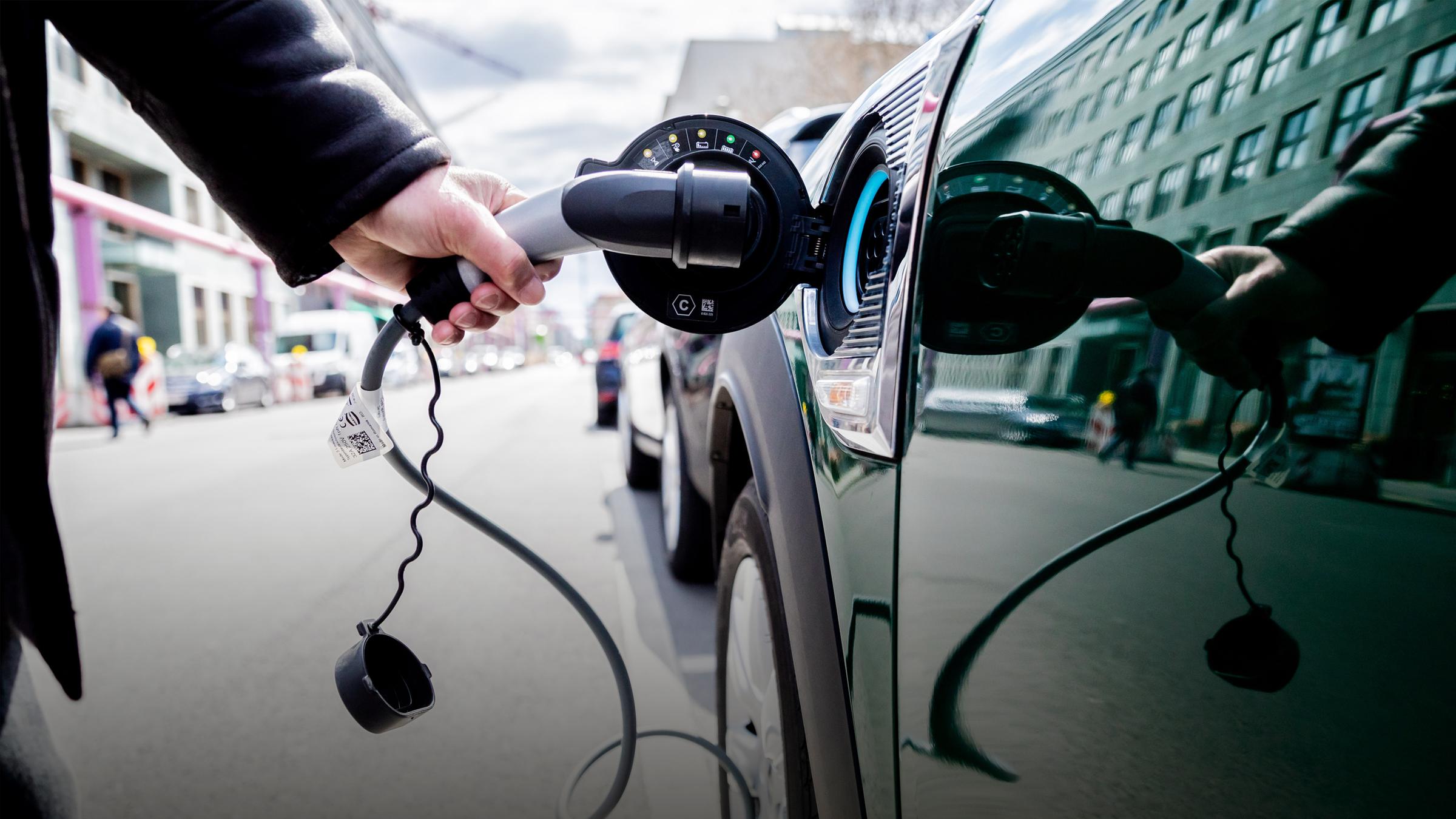 Parkhaus und Co.: Wie sicher Batterien von Elektroautos sind