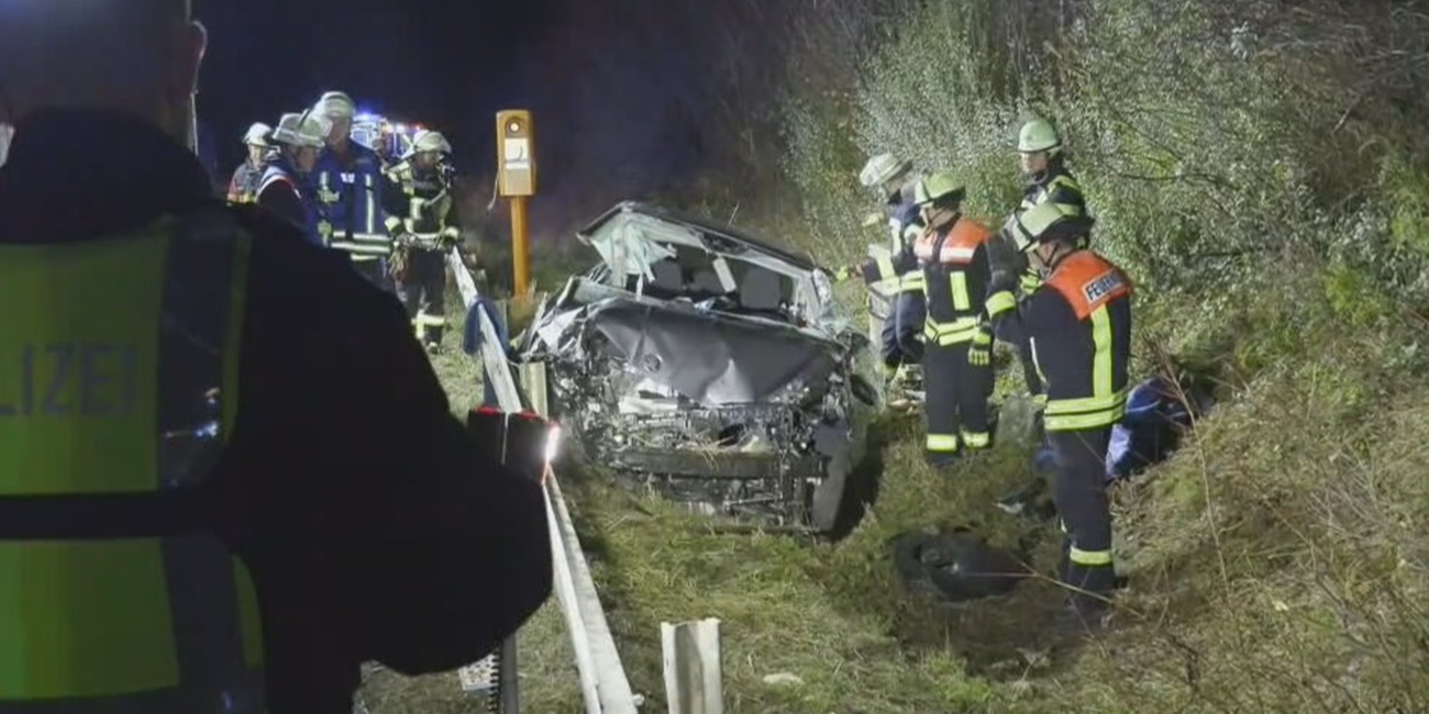 Verunfalltes Auto mit Rettungskräften