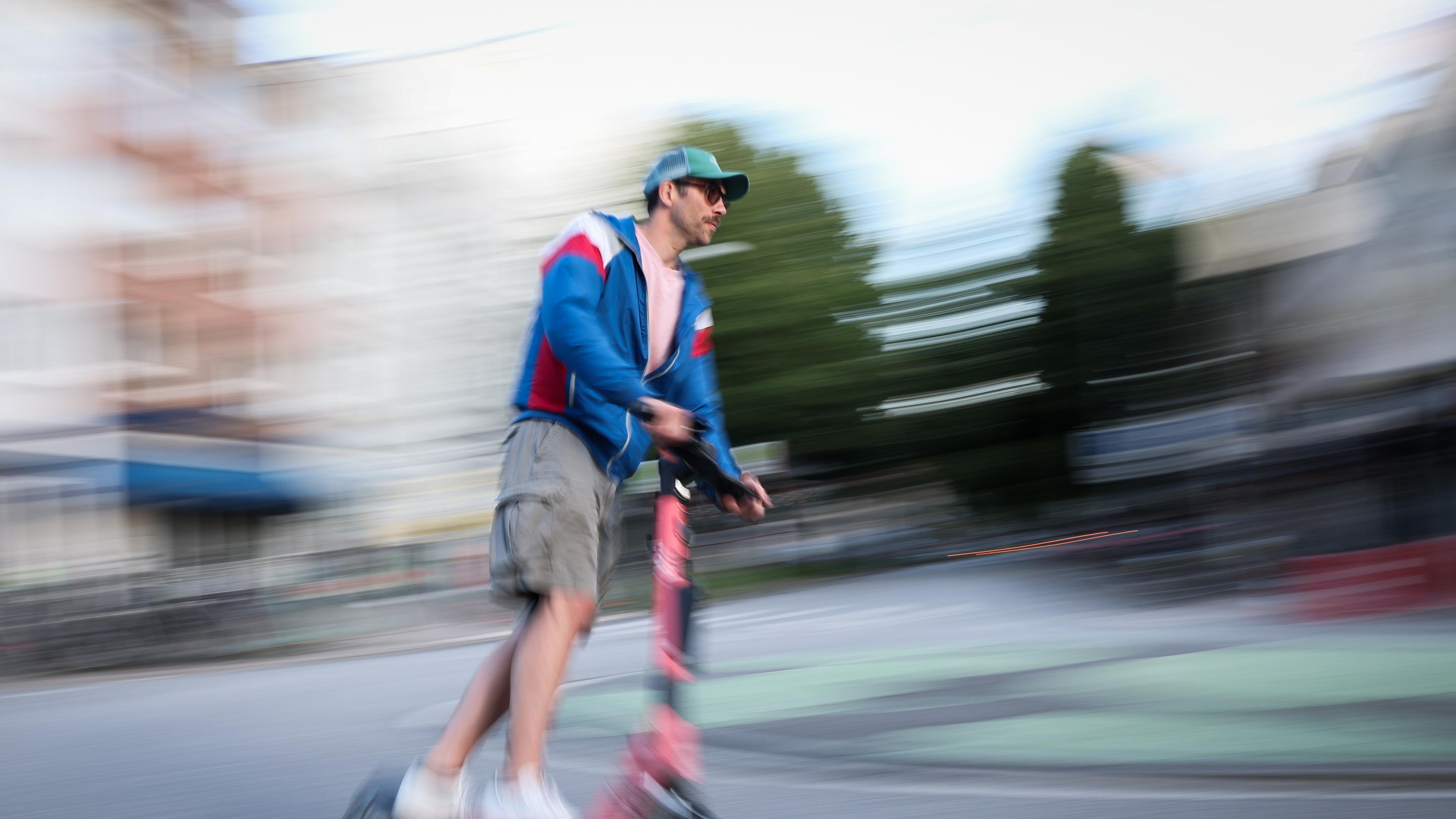 Ein Mann ist auf einem E-Scooter in Hamburg unterwegs.