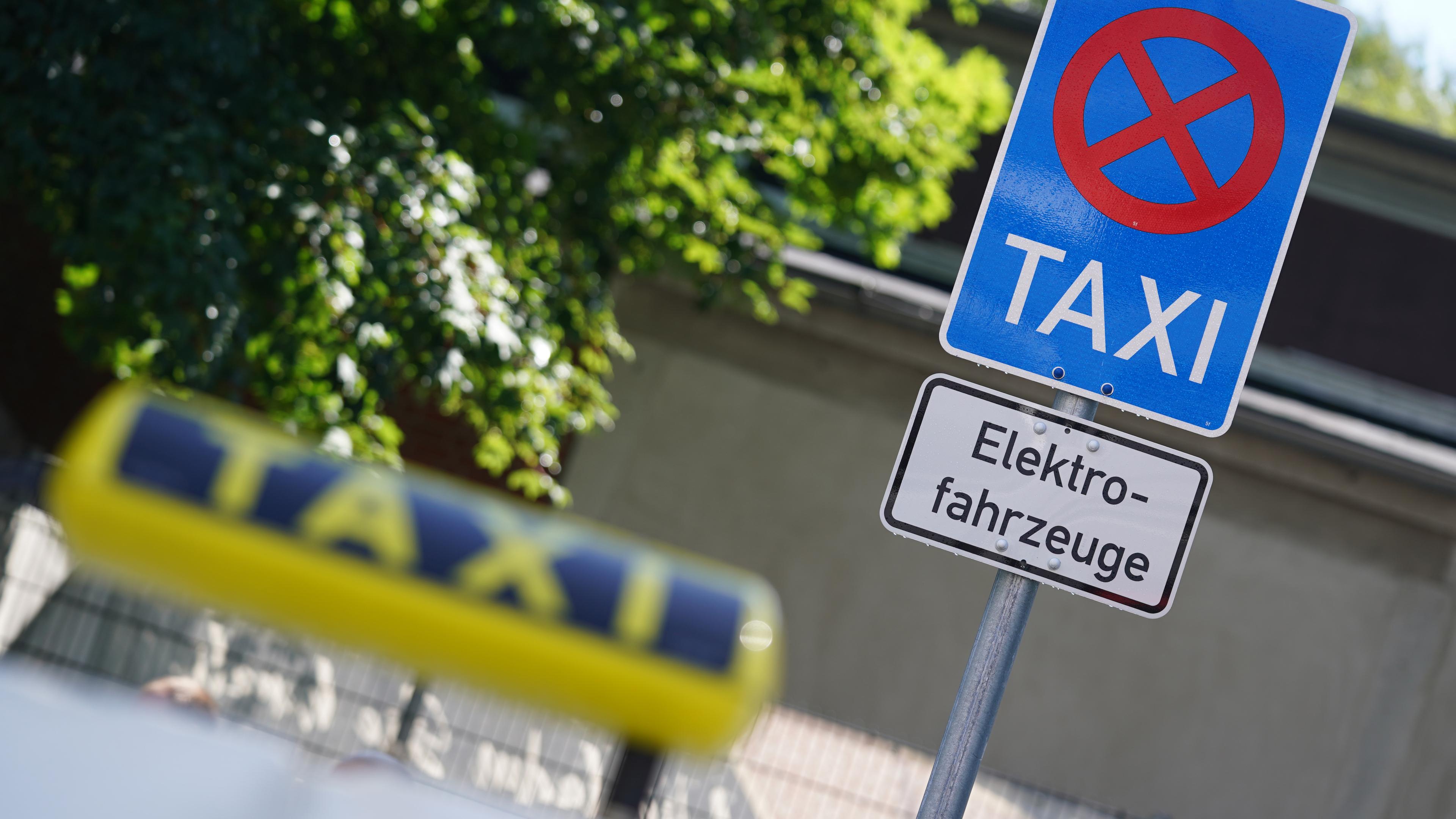 Hamburg: Ein E-Taxi steht an einer Schnellladesäule für Taxis am S-Bahnhof Eidelstedt. 