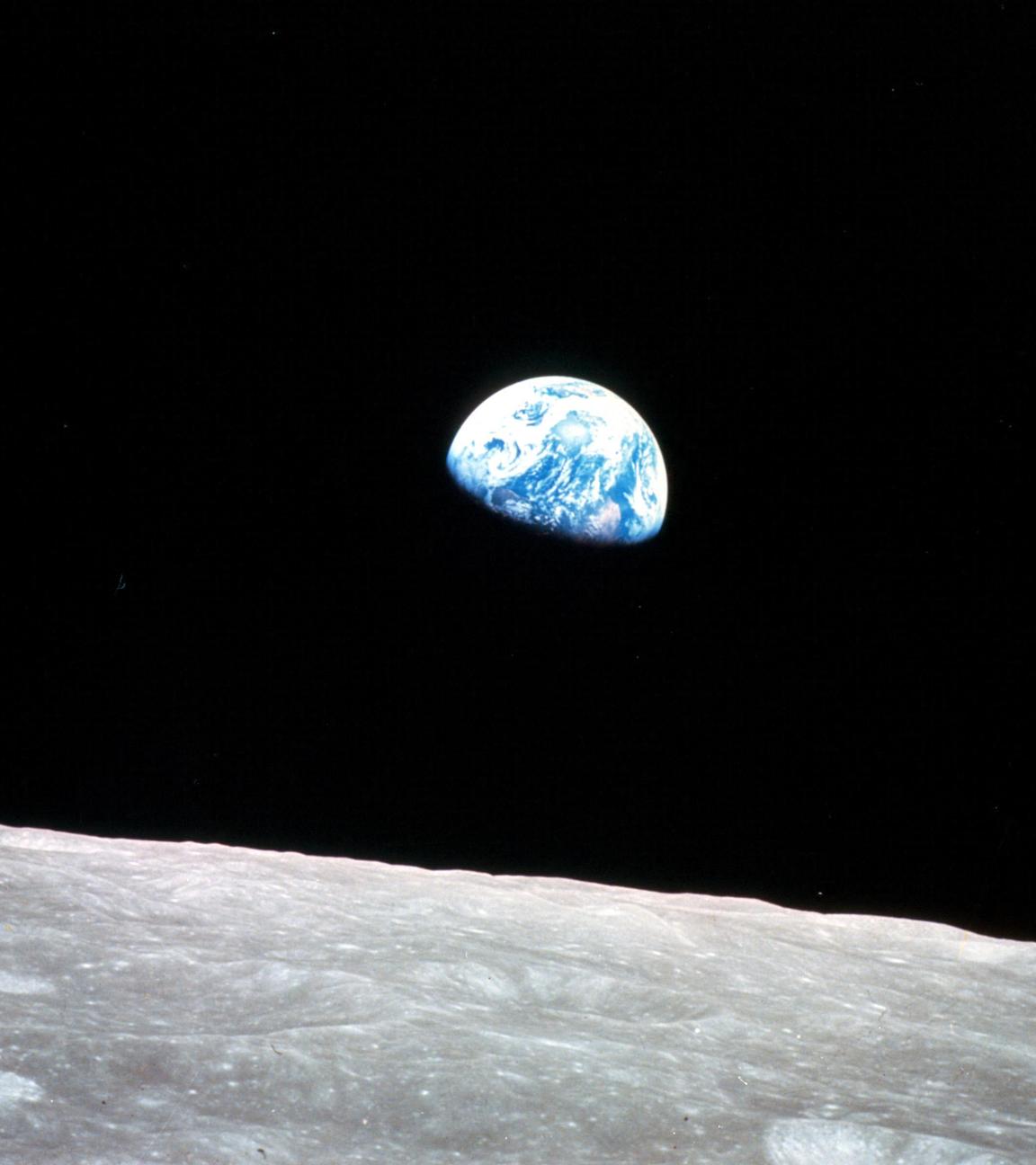 Eine Fotografie vom Mond auf die Erde.