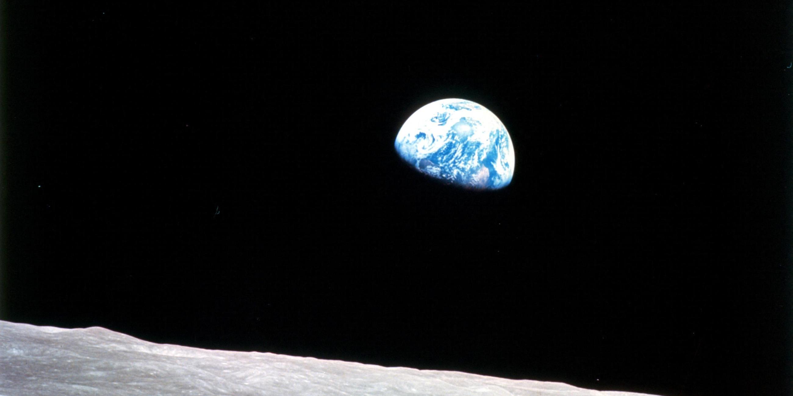 Eine Fotografie vom Mond auf die Erde.