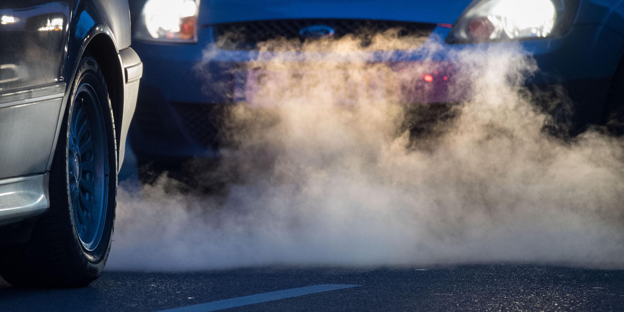  Abgase kommen aus dem Auspuff eines Autos