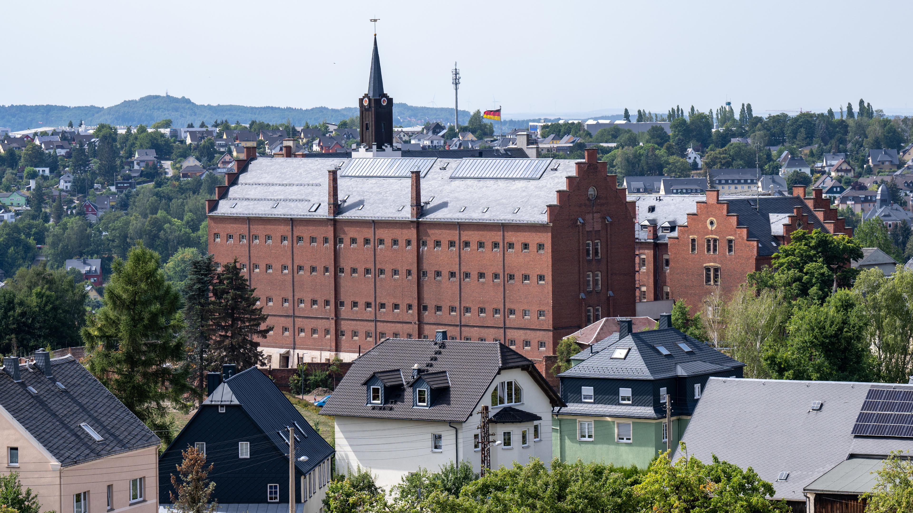 Sachsen, Stollberg: Markant ragt das Schloss Hoheneck zwischen den Dächern der Stadt Stollberg empor.