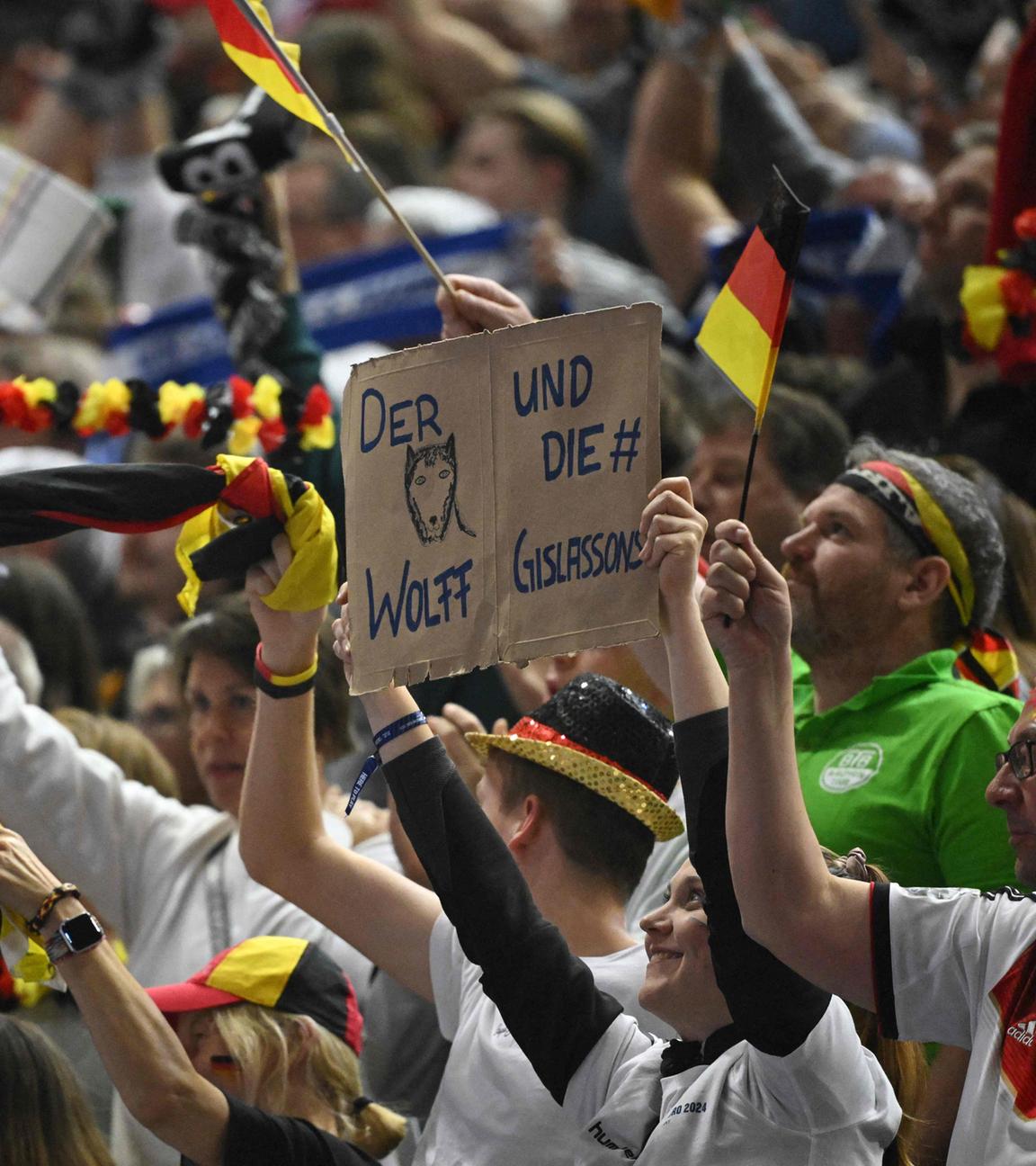 Fans jubeln der deutschen Mannschaft bei der EHF-Handball-Europameisterschaft EURO 2024 der Männer zwischen Deutschland und Kroatien in Köln, am 24.01.2024 zu.