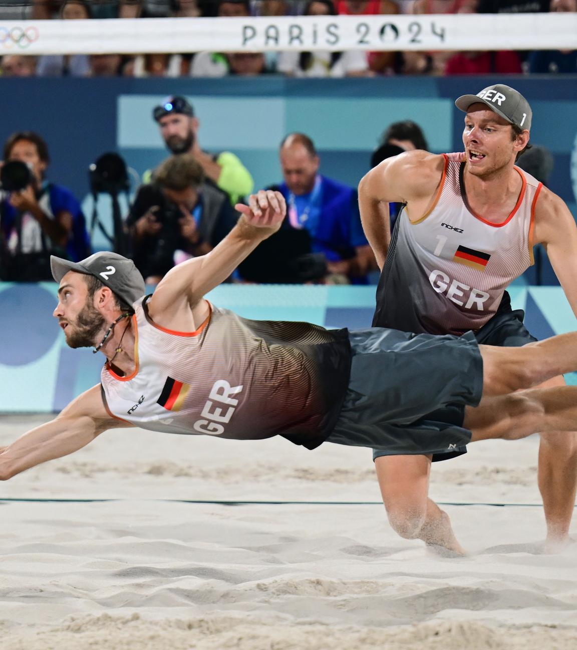 Clemens Wickler springt neben Nils Ehlers zum Ball.