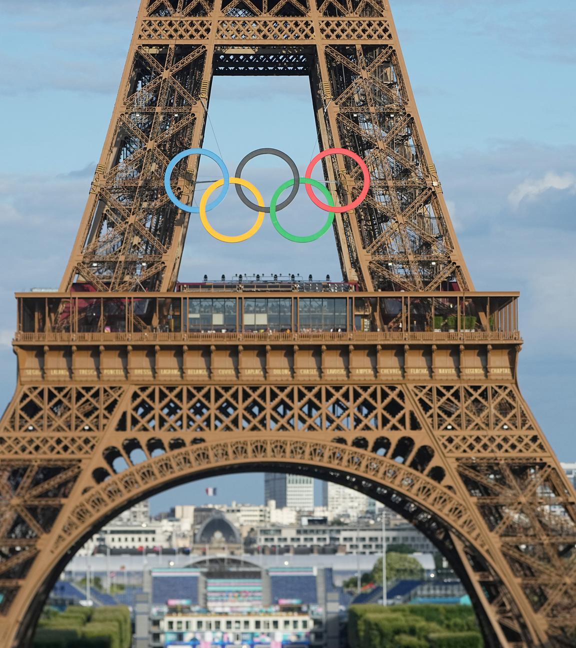 Olympische Ringe bleiben auf Eiffelturm in Paris