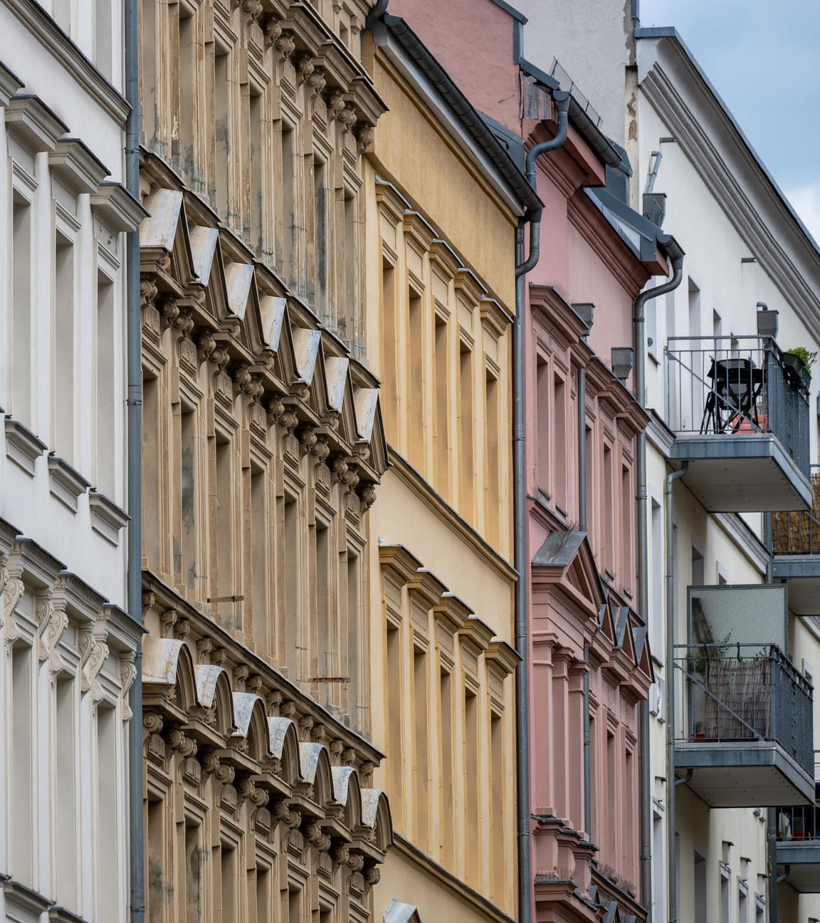 Zu sehen sind verschiedenfarbige Hausfassaden in Berlin.