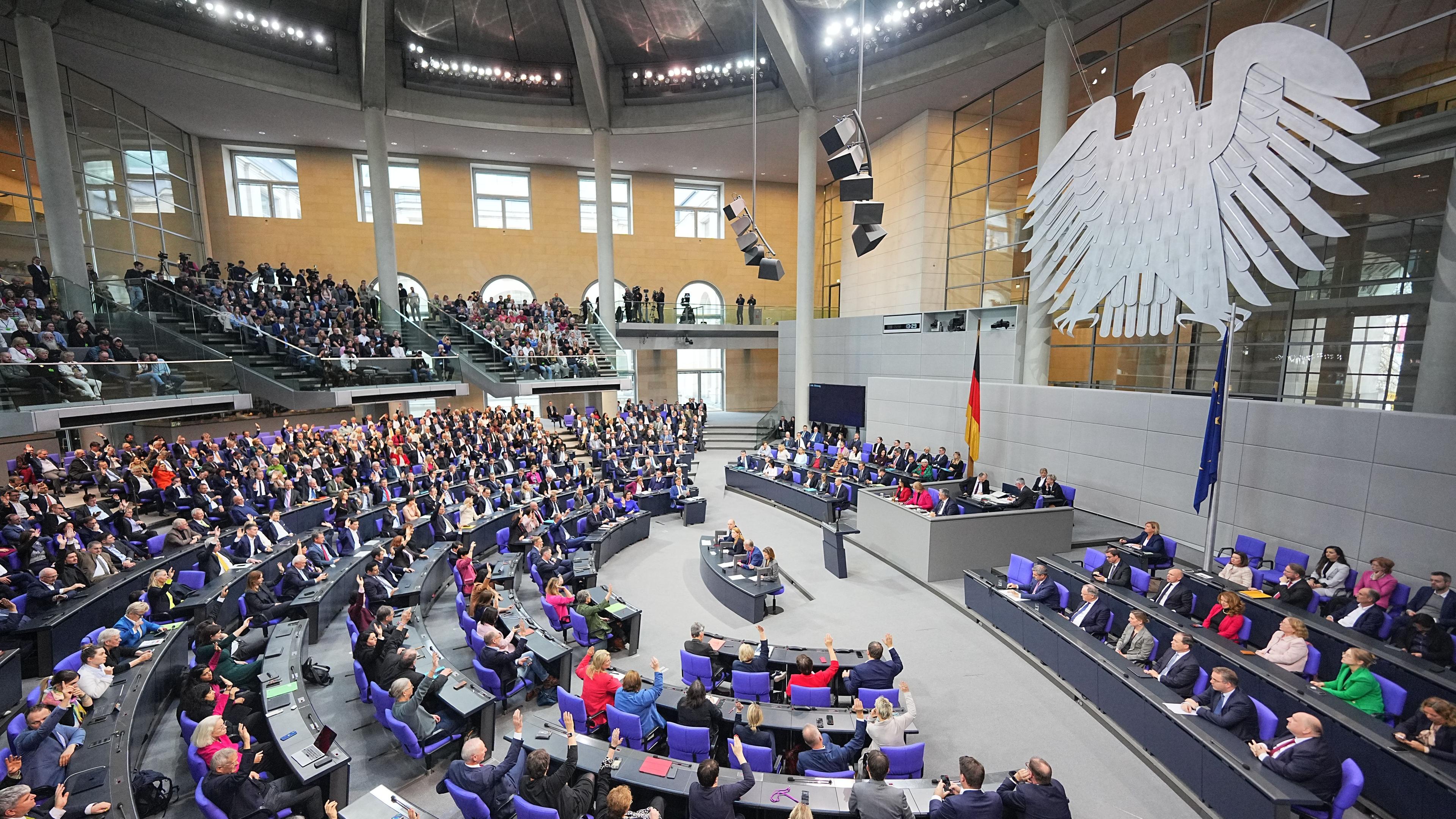 Die Politiker sitzen im Bundestag.