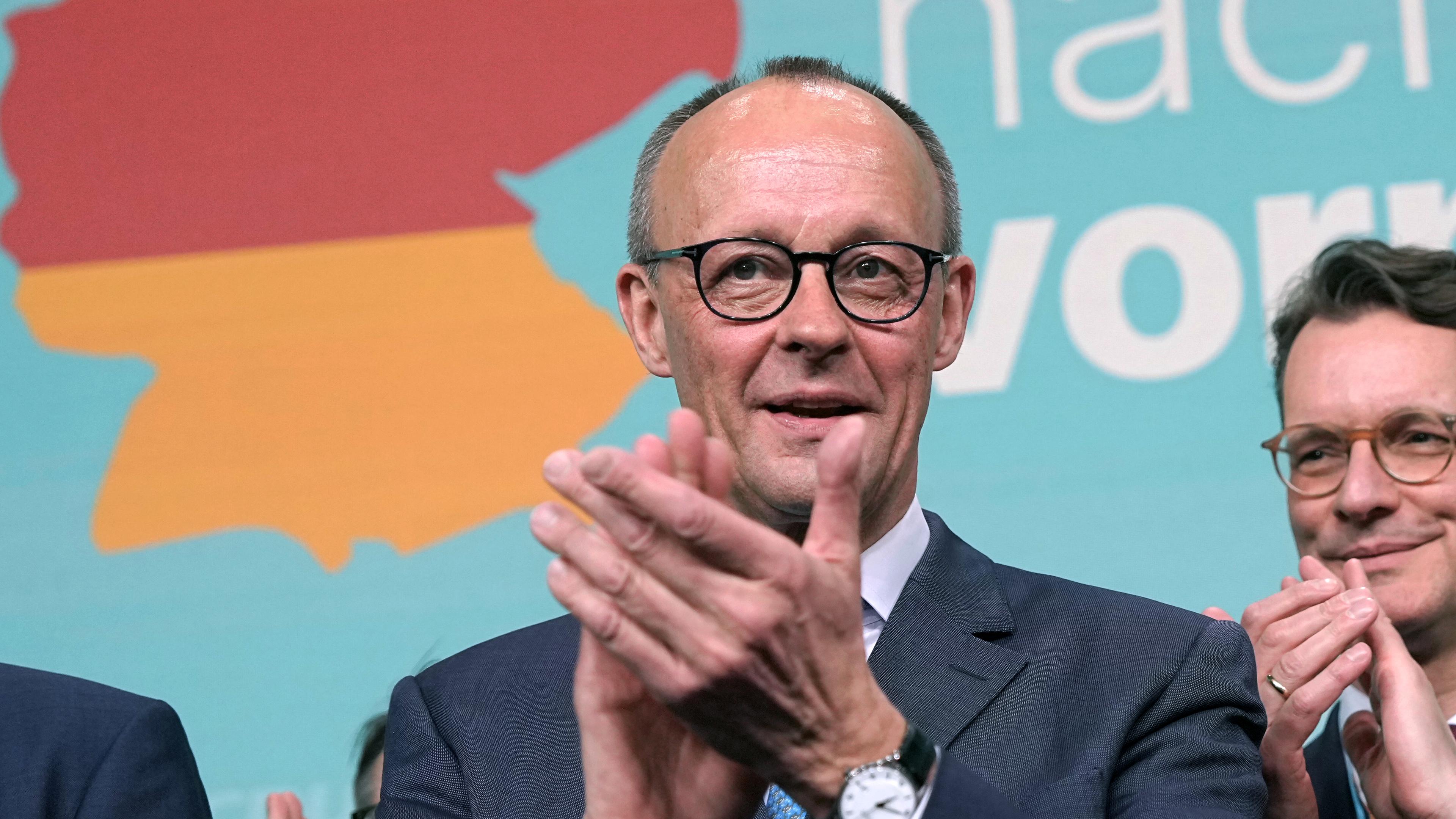 Friedrich Merz, der Chef von der Partei CDU, freut sich über den Wahlsieg seiner Partei.