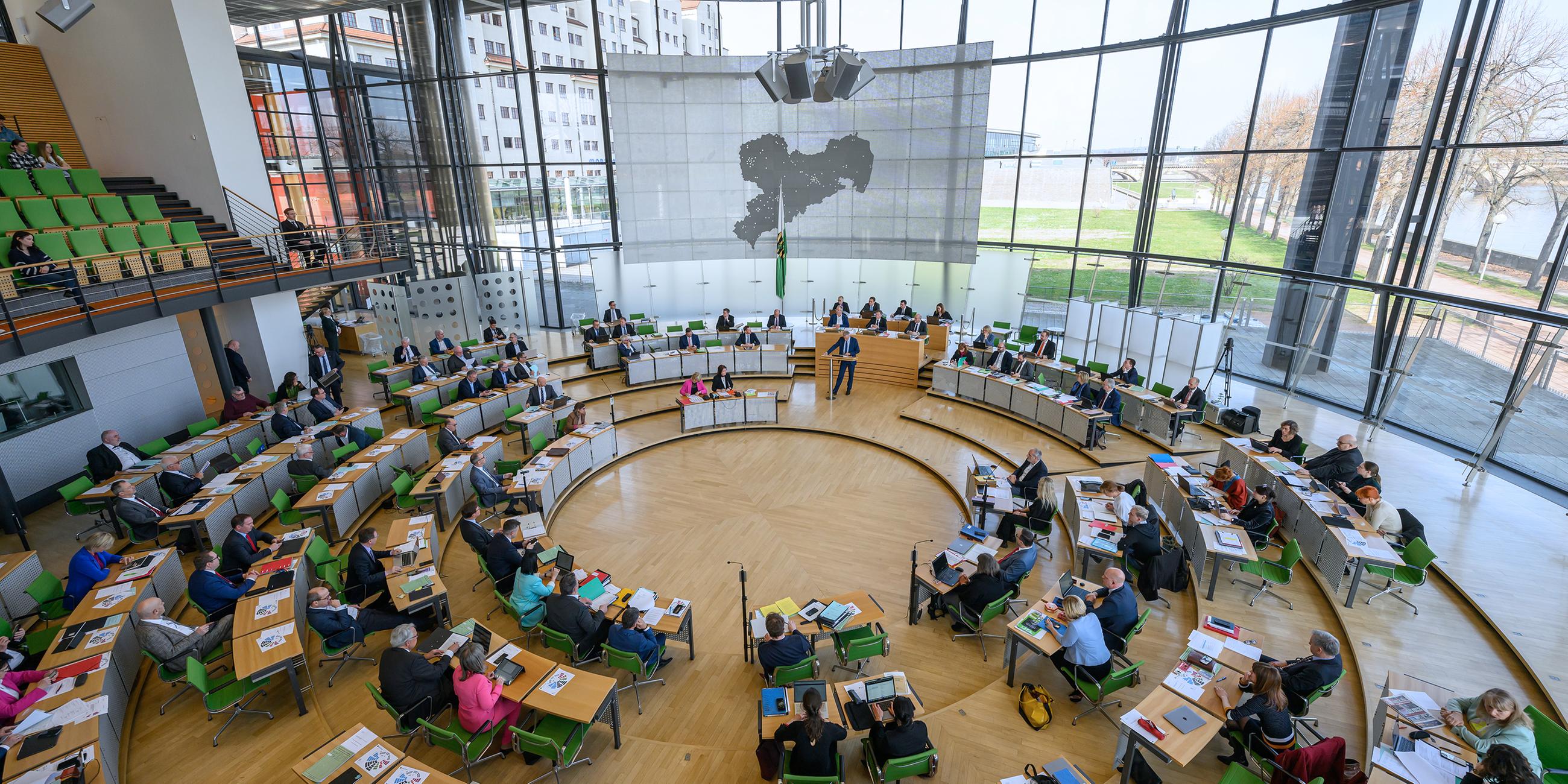 Im Sitzungs-Saal im Landtag vom Bundes-Land Sachen sitzen die Politiker.