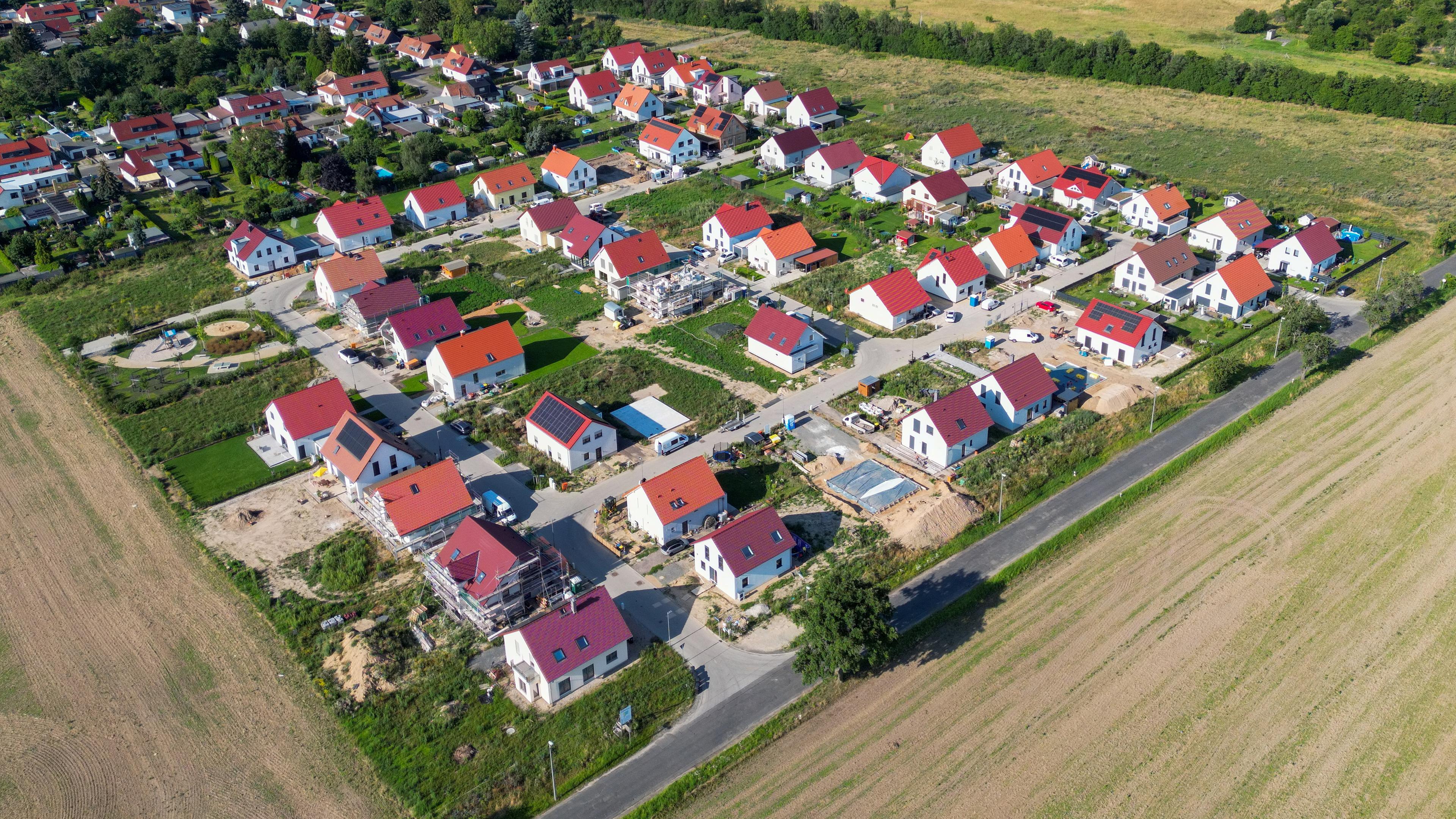 Sachsen, Leipzig: Neue Einfamilienhäuser stehen zwischen Feldern am südwestlichen Stadtrand.