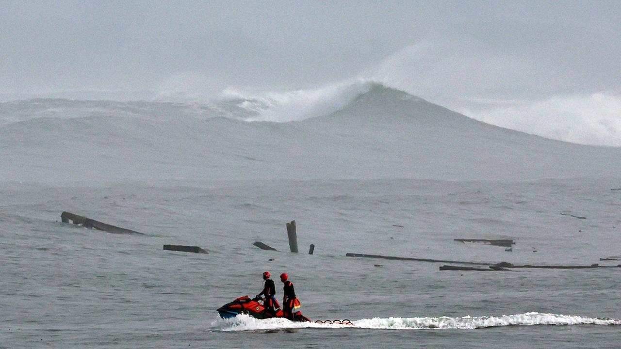 Trümmer von einem eingestürzten Kai liegen im Meer