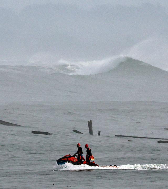 Trümmer von einem eingestürzten Kai liegen im Meer