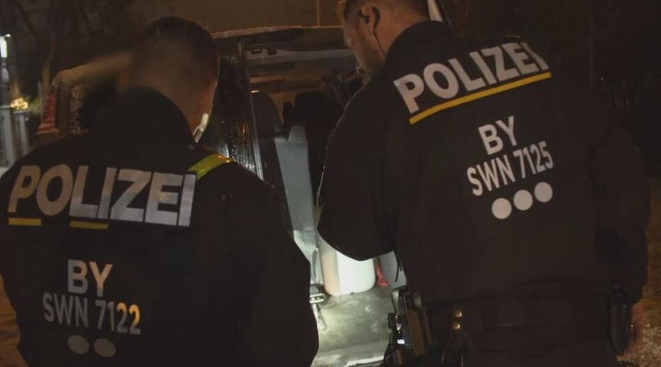 Auf Schicht Mit Der Einsatzhundertschaft Polizei Schwaben Nord - ZDFheute