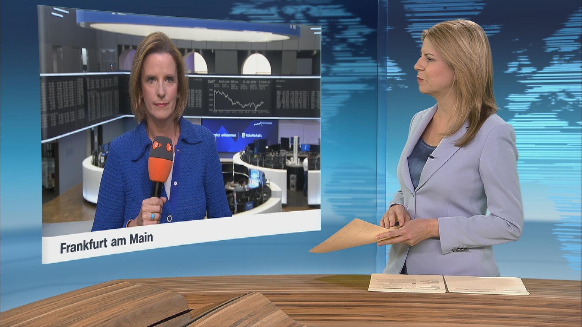 ZDF-Korrespondentin Valeria Haller (links) an der Frankfurter Börse