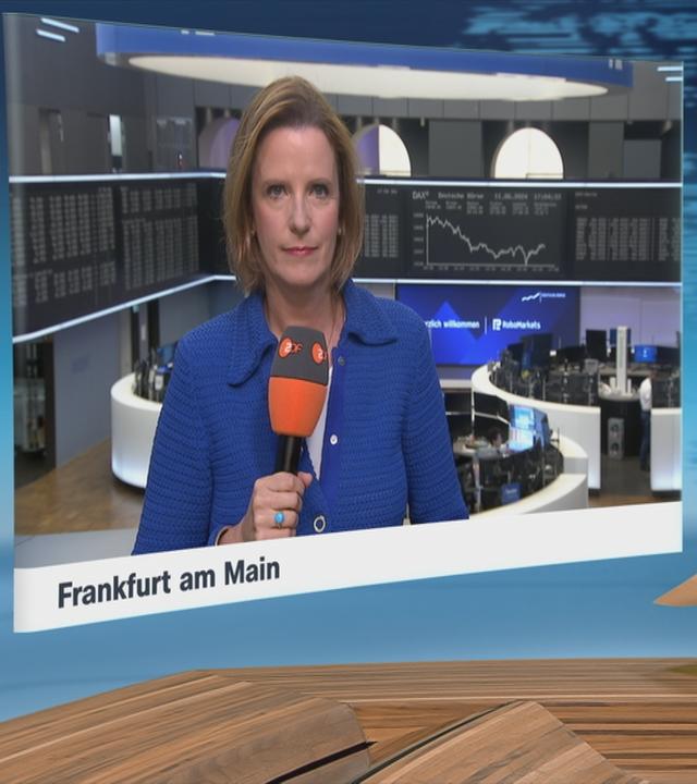ZDF-Korrespondentin Valeria Haller (links) an der Frankfurter Börse