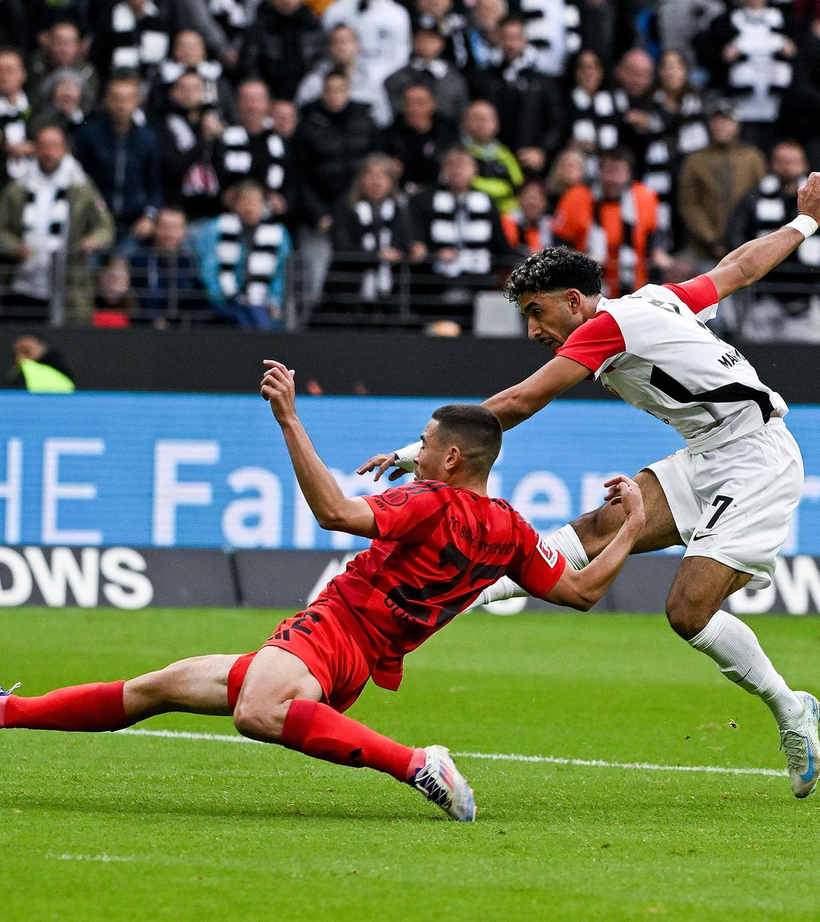 Das Tor zum 1:1: Torschütze Omar Marmoush (Eintracht Frankfurt) gegen Raphael Guerreiro (Bayern Muenchen).