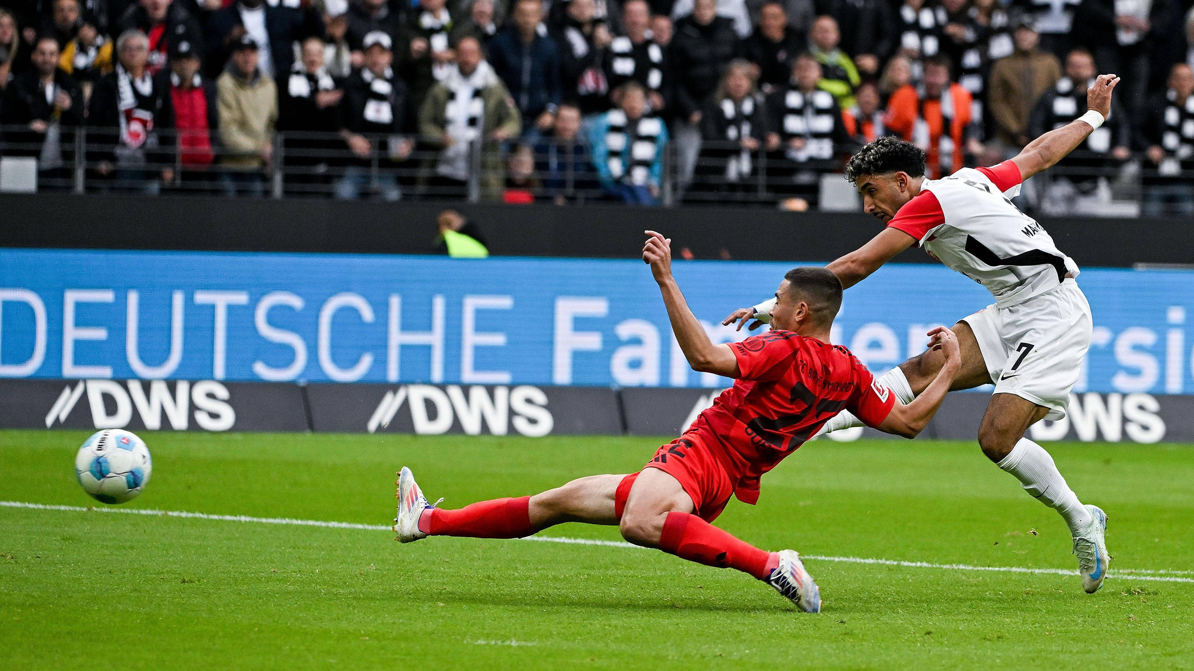 Das Tor zum 1:1: Torschütze Omar Marmoush (Eintracht Frankfurt) gegen Raphael Guerreiro (Bayern Muenchen).