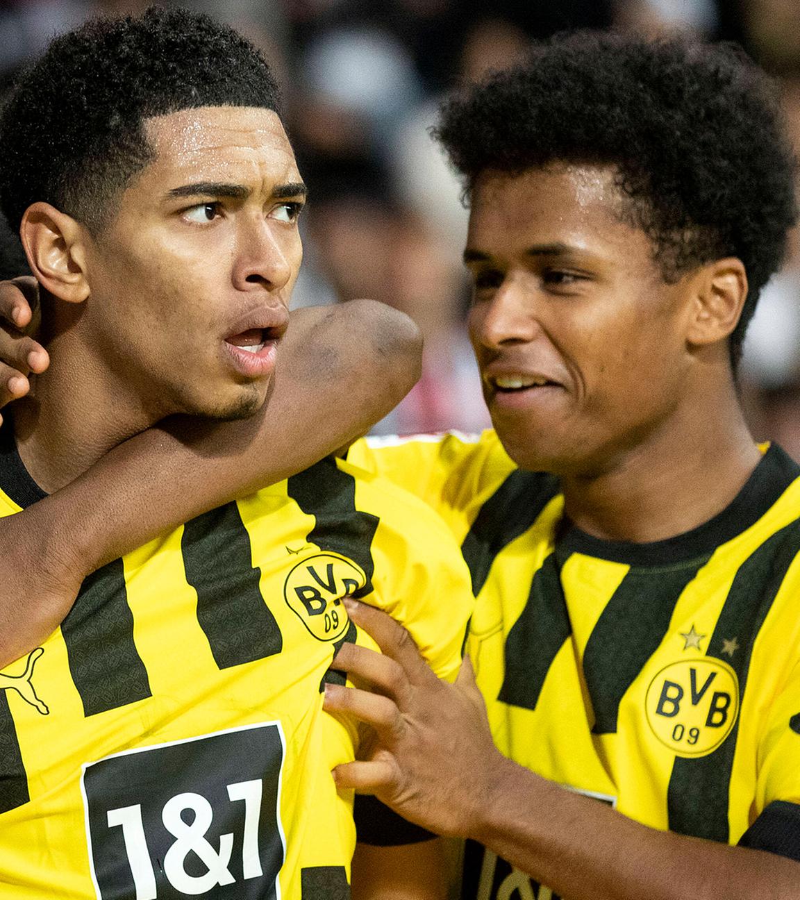 Dortmunds Torschütze Jude Bellingham (Mitte) bejubelt seinen Treffer zum 1:2 mit Youssoufa Moukoko (links) und Karim Adeyemi am 29.10.2022.