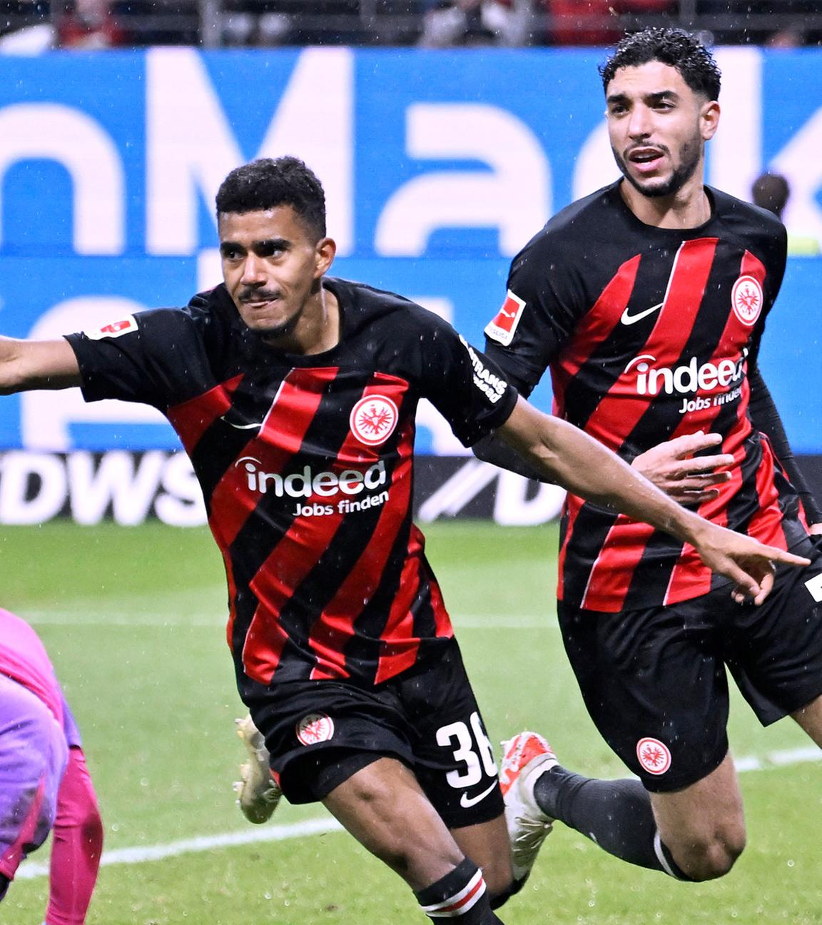 Ansgar Knauff (Eintracht Frankfurt) jubelt nach seinem Tor mit Omar Mamoush.