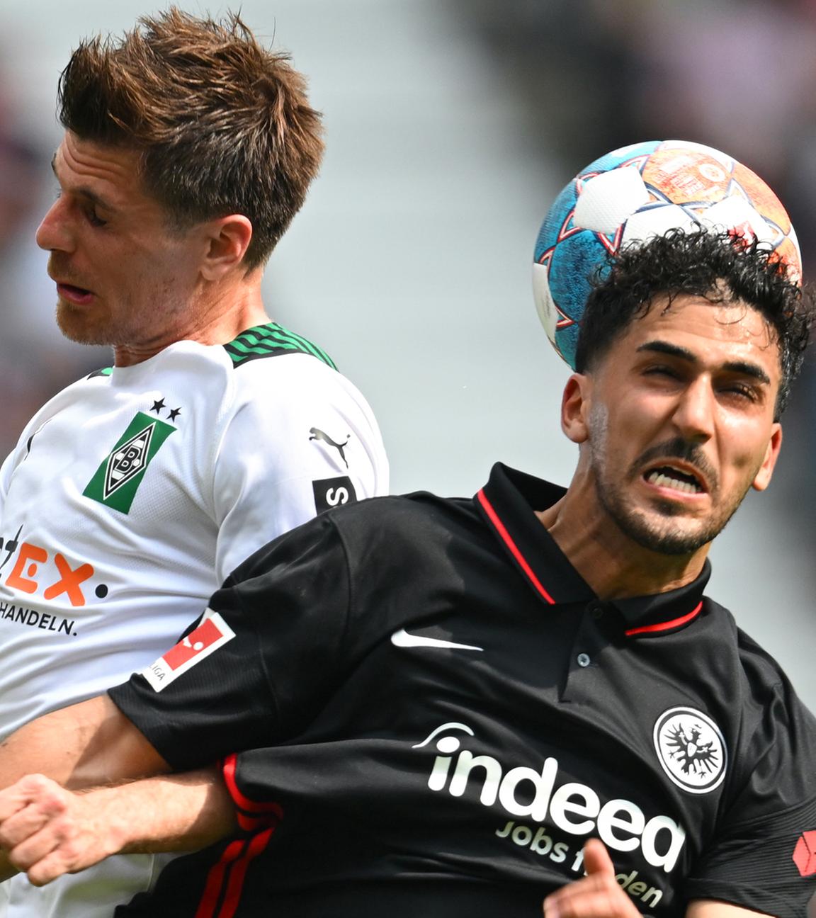 08.05.2022, Hessen, Frankfurt/Main: Fußball: Bundesliga, Eintracht Frankfurt - Borussia Mönchengladbach, 33. Spieltag im Deutsche Bank Park. Frankfurts Aymen Barkok (r) und Mönchengladbachs Jonas Hofmann kämpfen um den Ball.