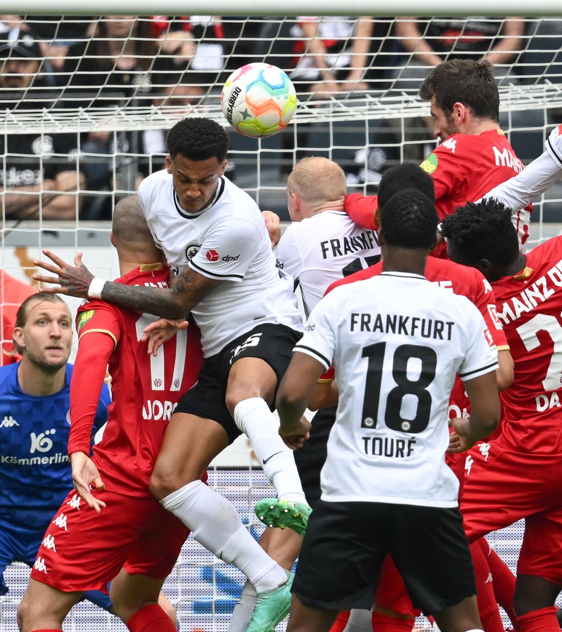 13.05.2023, Hessen, Frankfurt/Main: Fußball: Bundesliga, Eintracht Frankfurt - 1. FSV Mainz 05, 32. Spieltag, Deutsche Bank Park. Die Frankfurter Spieler Tuta (l-r), Sebastian Rode, Almamy Touré und Evan Ndicka und die Mainzer Torwart Robin Zentner (l-r), Ludovic Ajorque, Stefan Bell und Danny Da Costa gehen zum Ball.