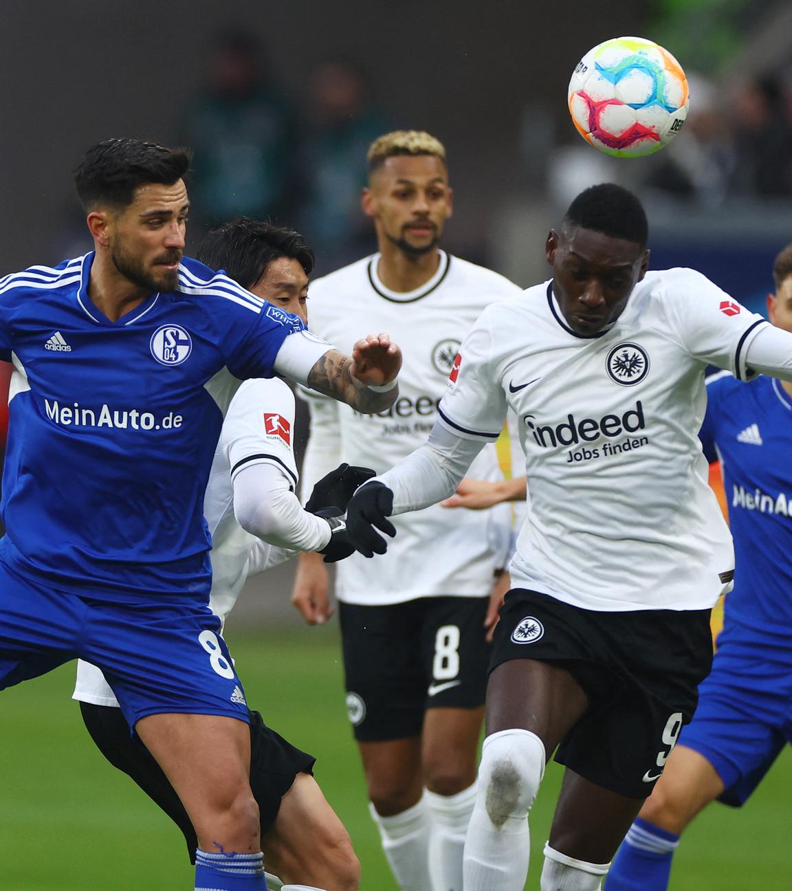 Eintracht Frankfurt gegen Schalke 04 - Deutsche Bank Park, Frankfurt, Deutschland - 21.01.2023 Danny Latza von Schalke 04 im Einsatz mit Randal Kolo Muani von Eintracht Frankfurt