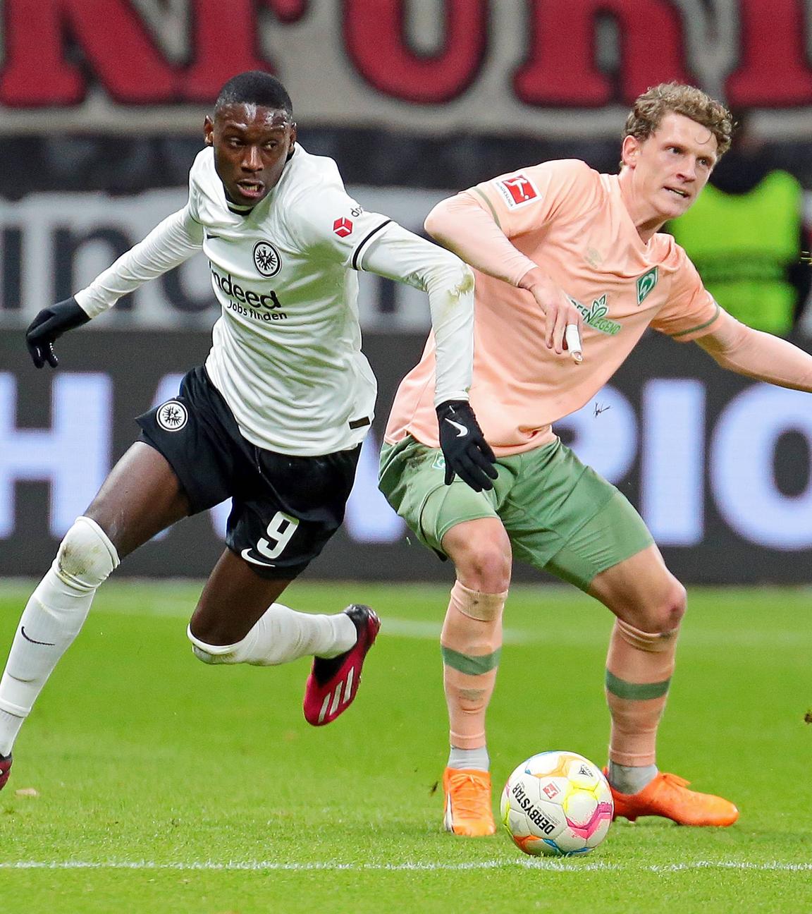 Eintracht Frankfurt - SV Werder Bremen, 18.02.2023, eintrachts Randal Kolo Muani im Zweikampf mit bremens Jens Stage