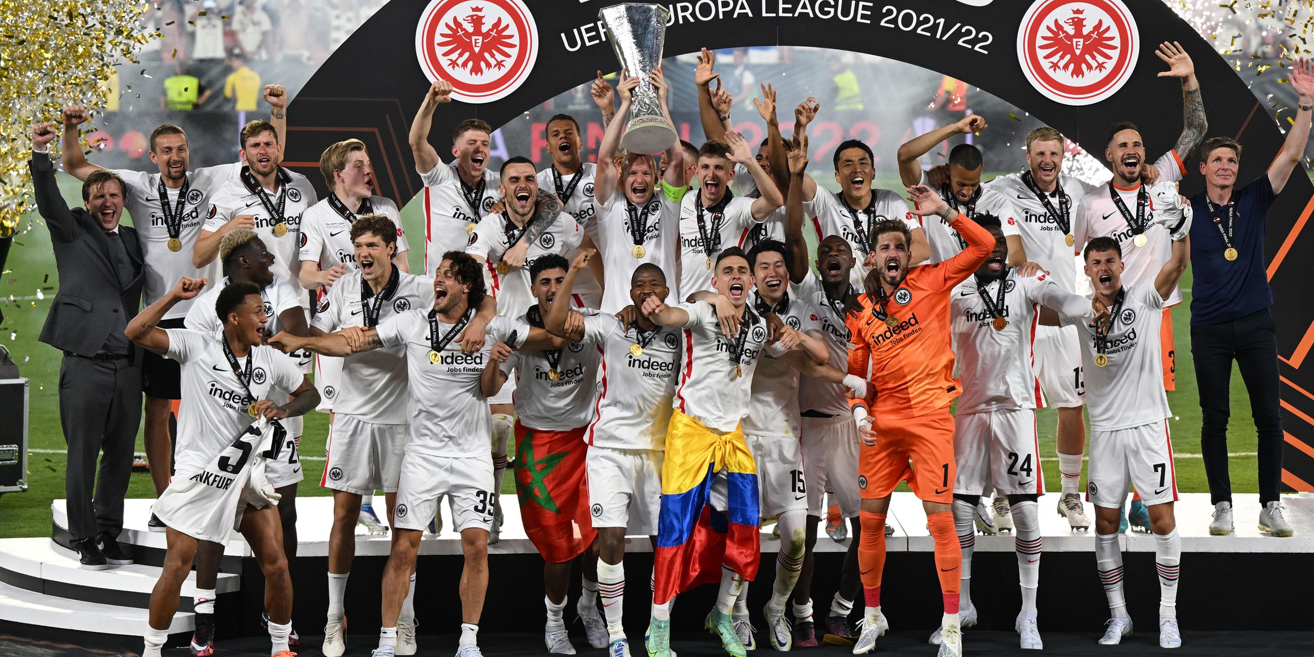 Finale im Ramon Sanchez Pizjuan Stadion, die Spieler von Eintracht Frankfurt feiern mit dem Pokal nach der Partie. 