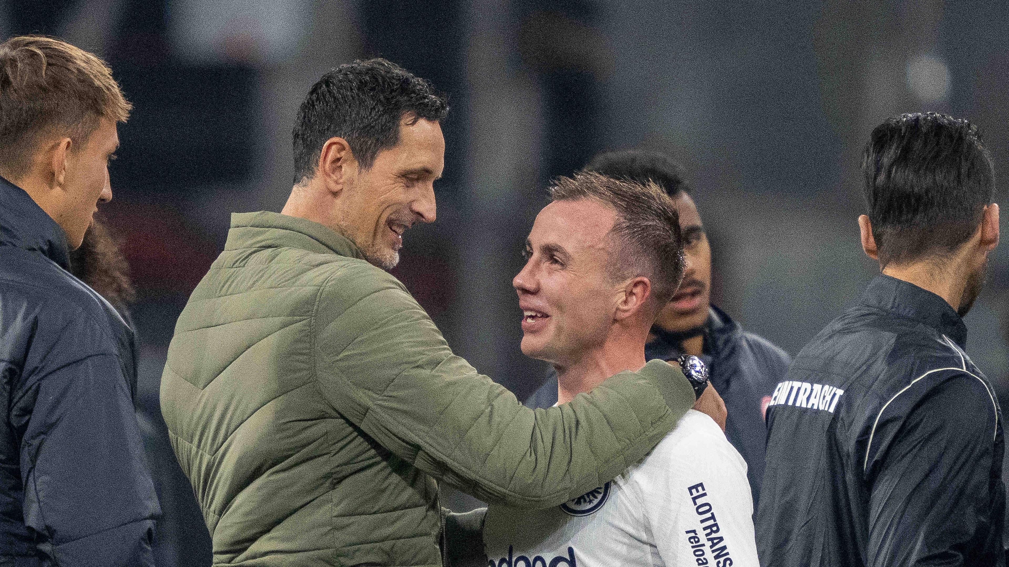 Mario Götze und Dino Toppmöller (Eintracht Frankfurt) feiern den Sieg ihrer Mannschaft im Europa League Spiel Eintracht Frankfurt vs. SK Slavia Praha.