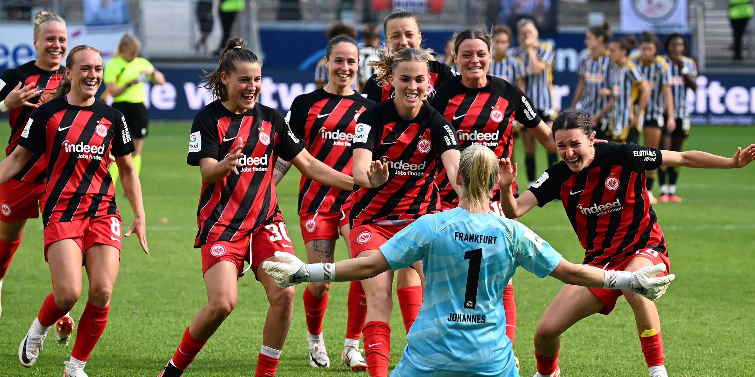 Spielerinnen von Eintracht Frankfurt jubeln nach Spielende.