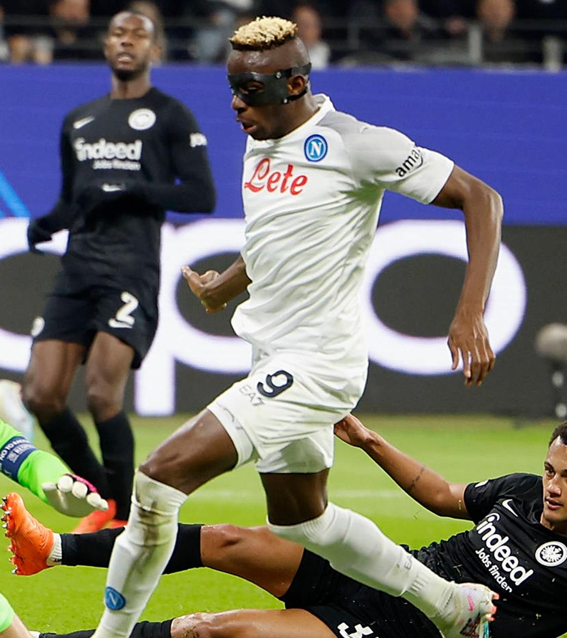 v. li. Torwart Kevin Trapp (Eintracht Frankfurt, 1), Victor Osimhen (SSC Neapel, 9) und Tuta (Eintracht Frankfurt, 35).