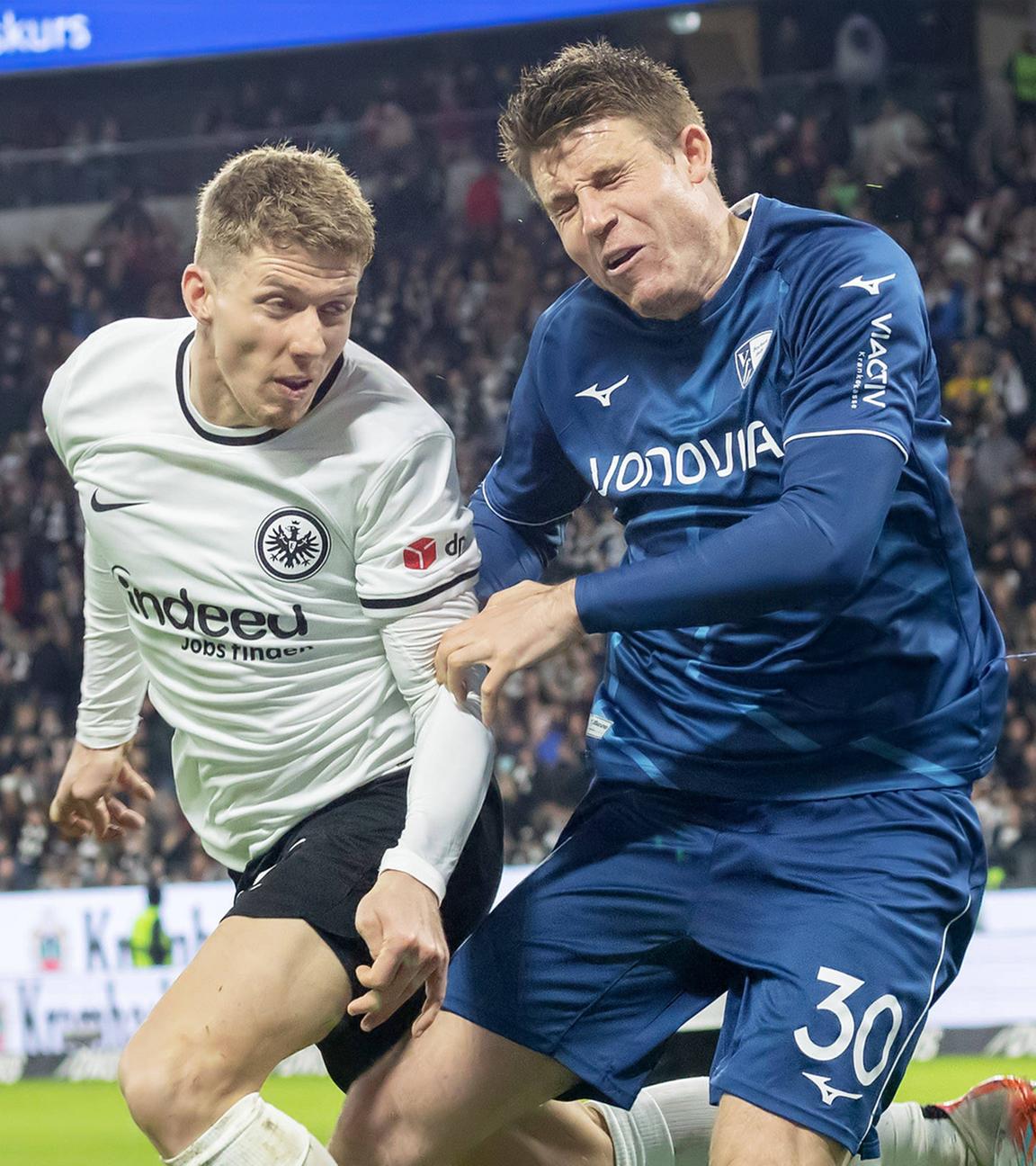 Kopfballduell zwischen Kristijan Jakic (Eintracht Frankfurt, 6) und Dominique Heintz (VfL Bochum, 30). 