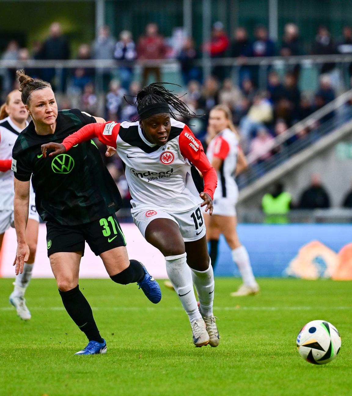 Nicole Anyomi (Frankfurt) im Duell mit Marina Hegering (Wolfsburg).