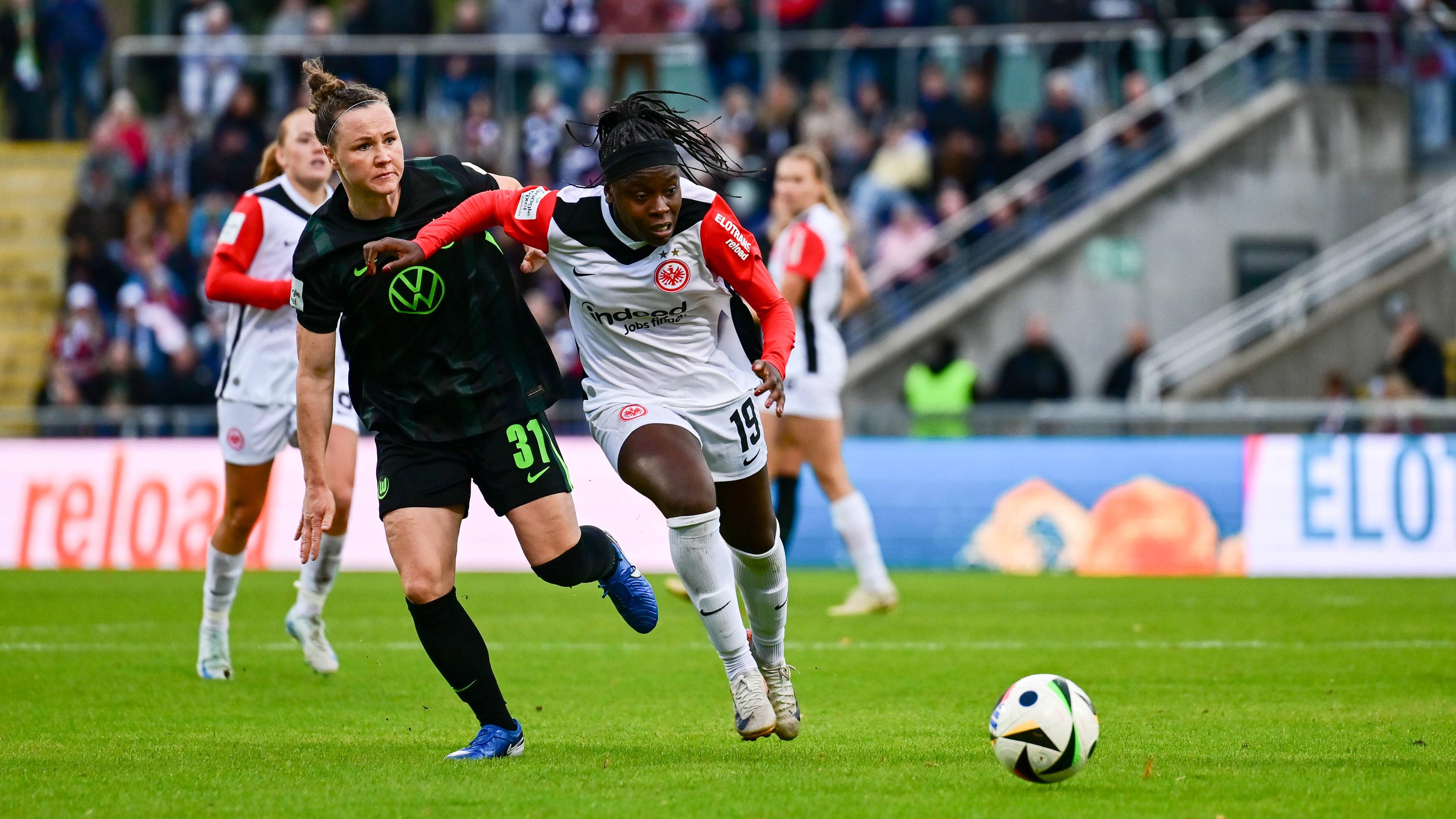 Nicole Anyomi (Frankfurt) im Duell mit Marina Hegering (Wolfsburg).