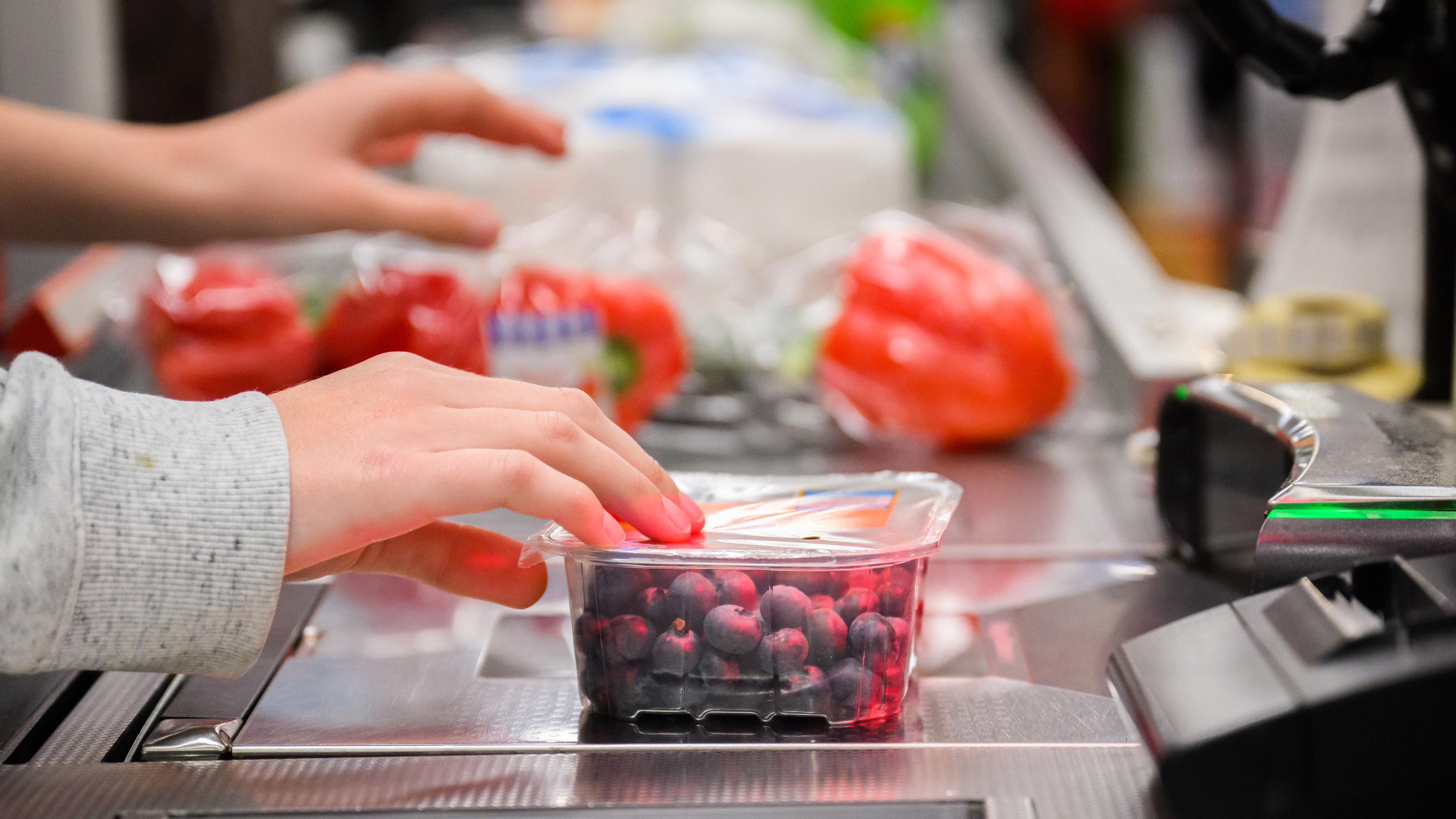 Heidelbeeren werden auf Kasse gescannt