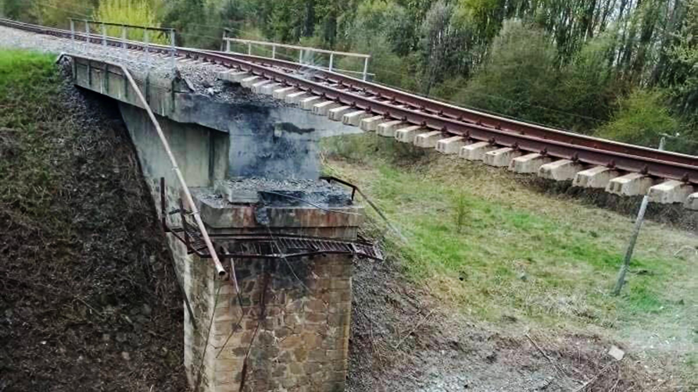 Парень предвидел что мост разрушится. В Курской области обрушился Железнодорожный мост. Курская область подорвали мост. Курская область подрыв моста. Обрушение моста в Курской области.