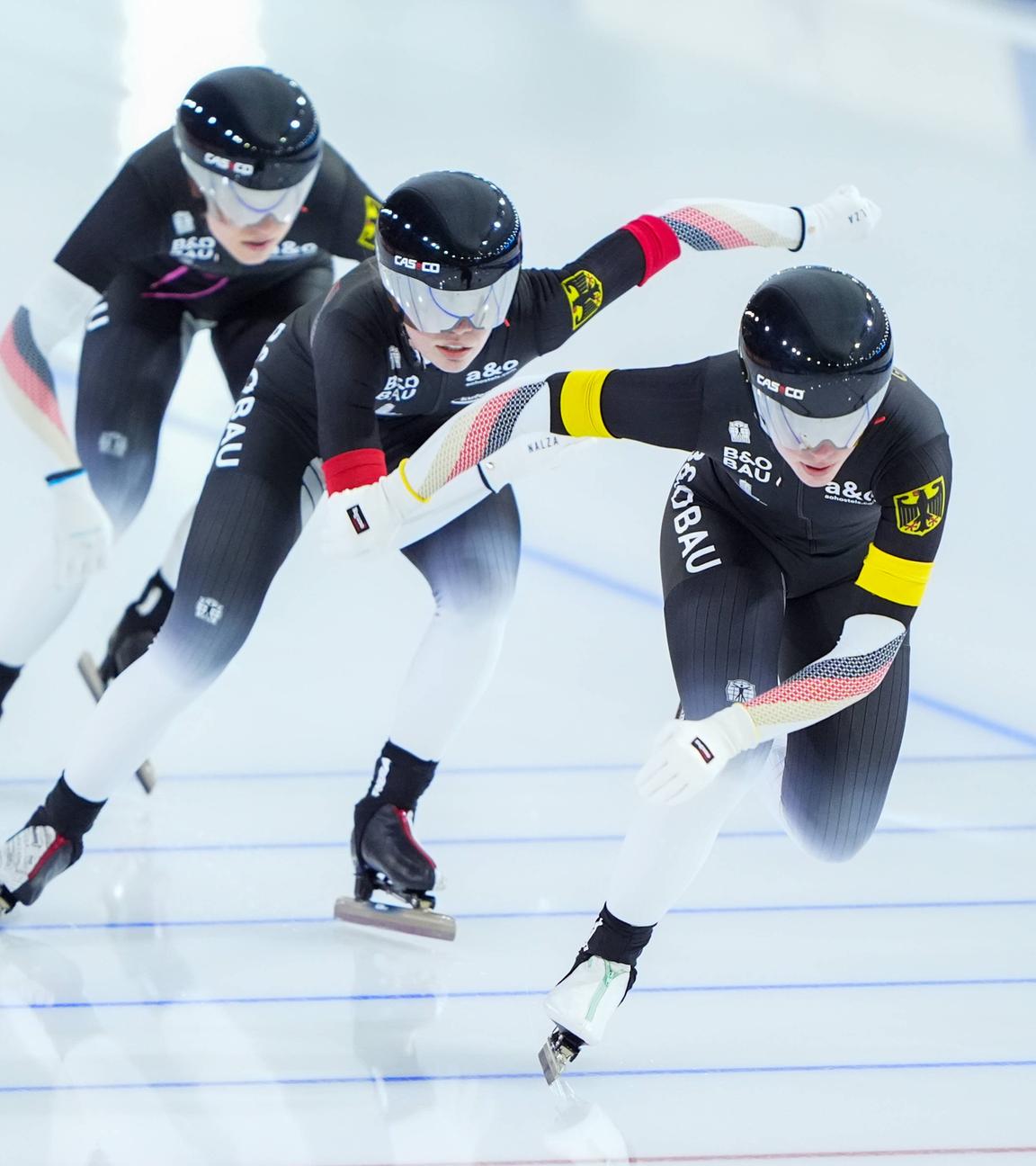 Josie Hofmann (Deutschland), Josephine Schlorb (Deutschland), Lea Sophie Scholz (Deutschland) während des ISU Weltcup Eisschnelllauf.