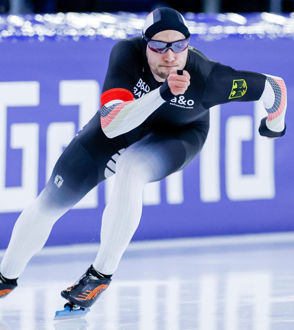 Der deustche Eisschnelläufer Hendrik Dombek in Aktion.