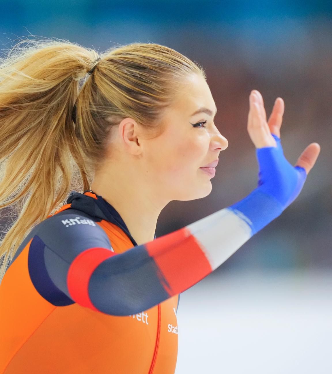 Die niederländische Eisschnellläuferin Jutta Leerdam winkt nach ihrem Weltcupsieg in Heerenveen