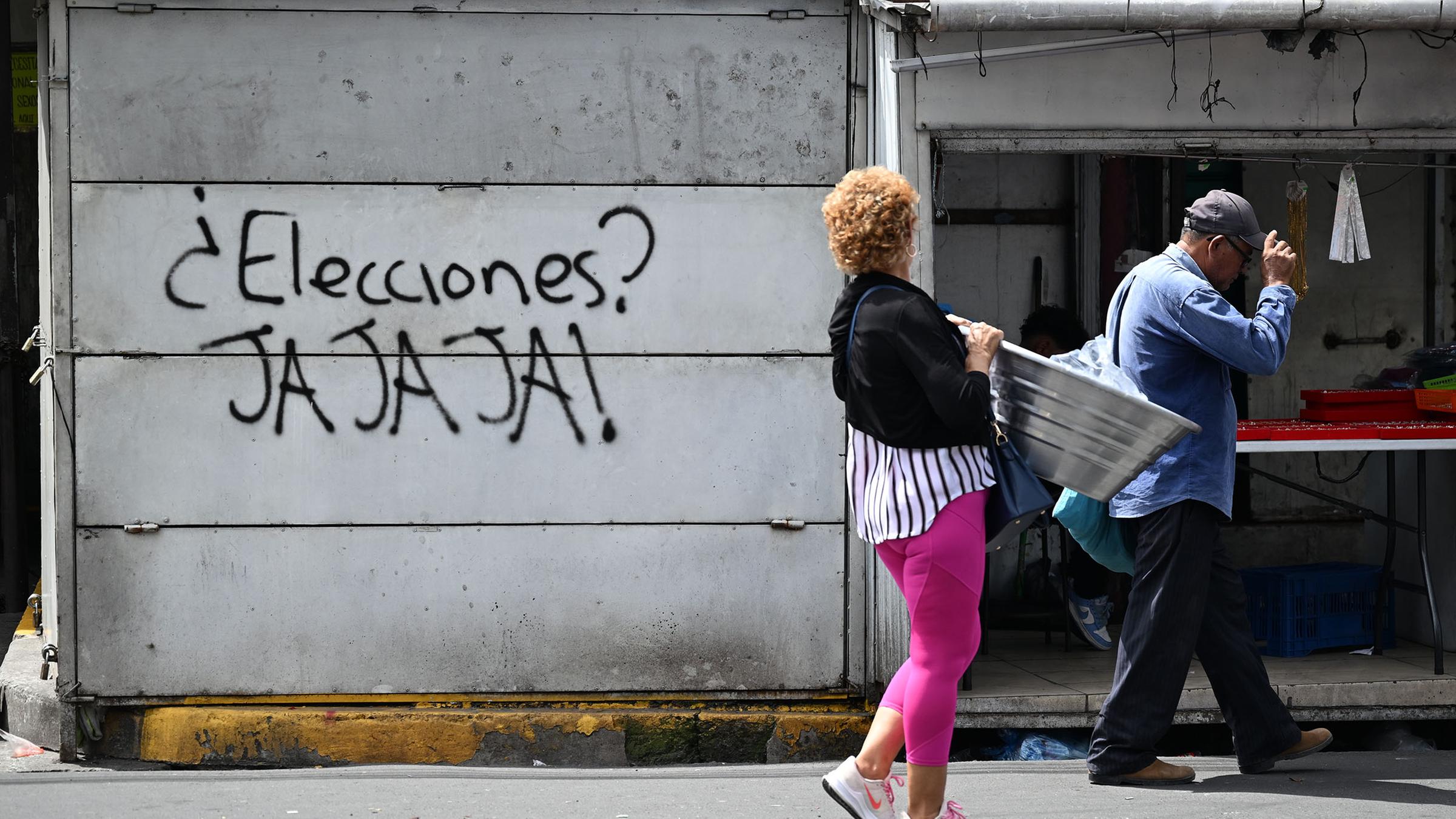 „Wahlen, jajaja“ - steht als Grafitti auf einer  Häuserwand in San Salvador.