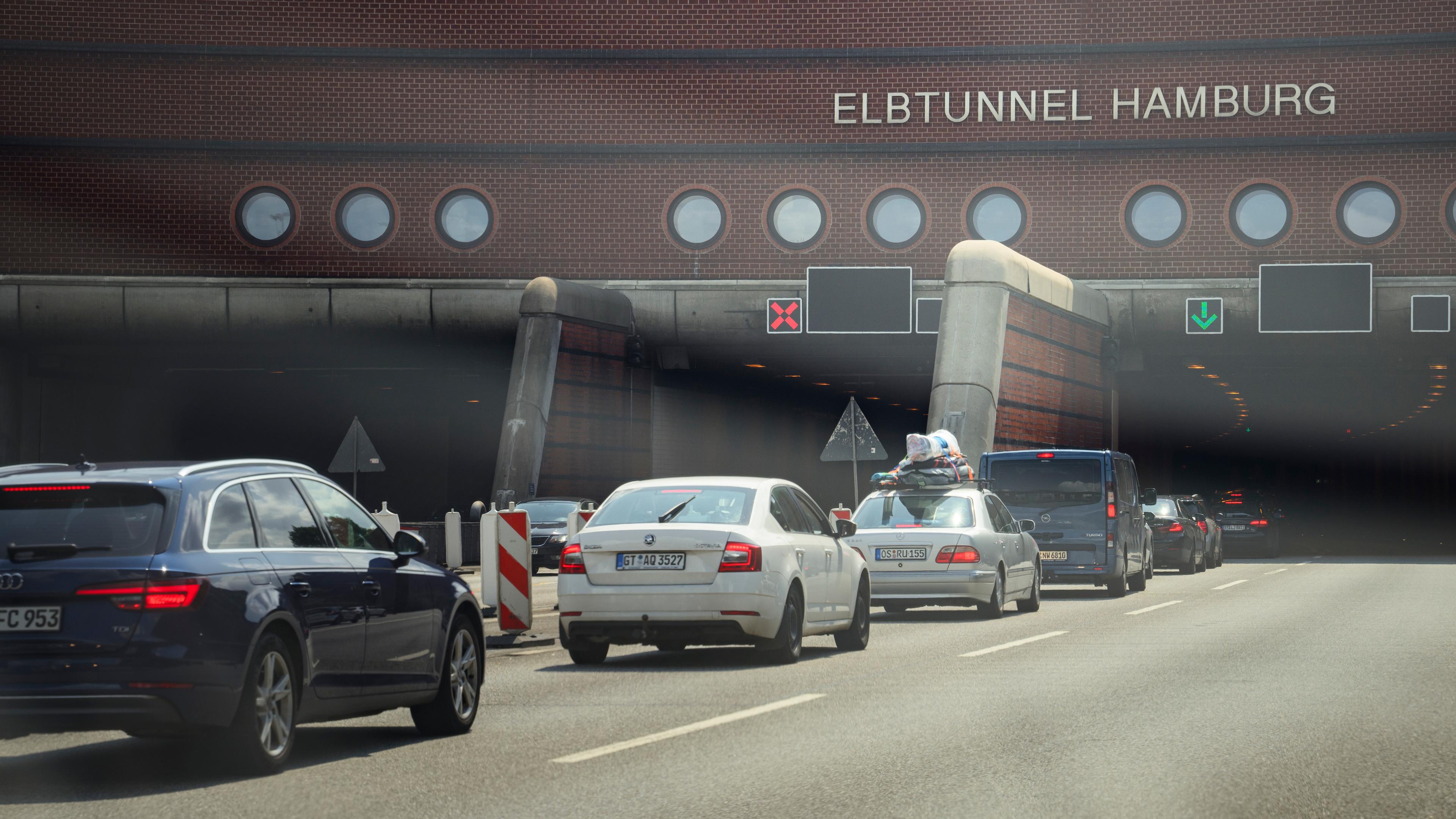 Autos stehen auf der Autobahn A7 vor dem Elbtunnel in Richtung Süden im Stau. 