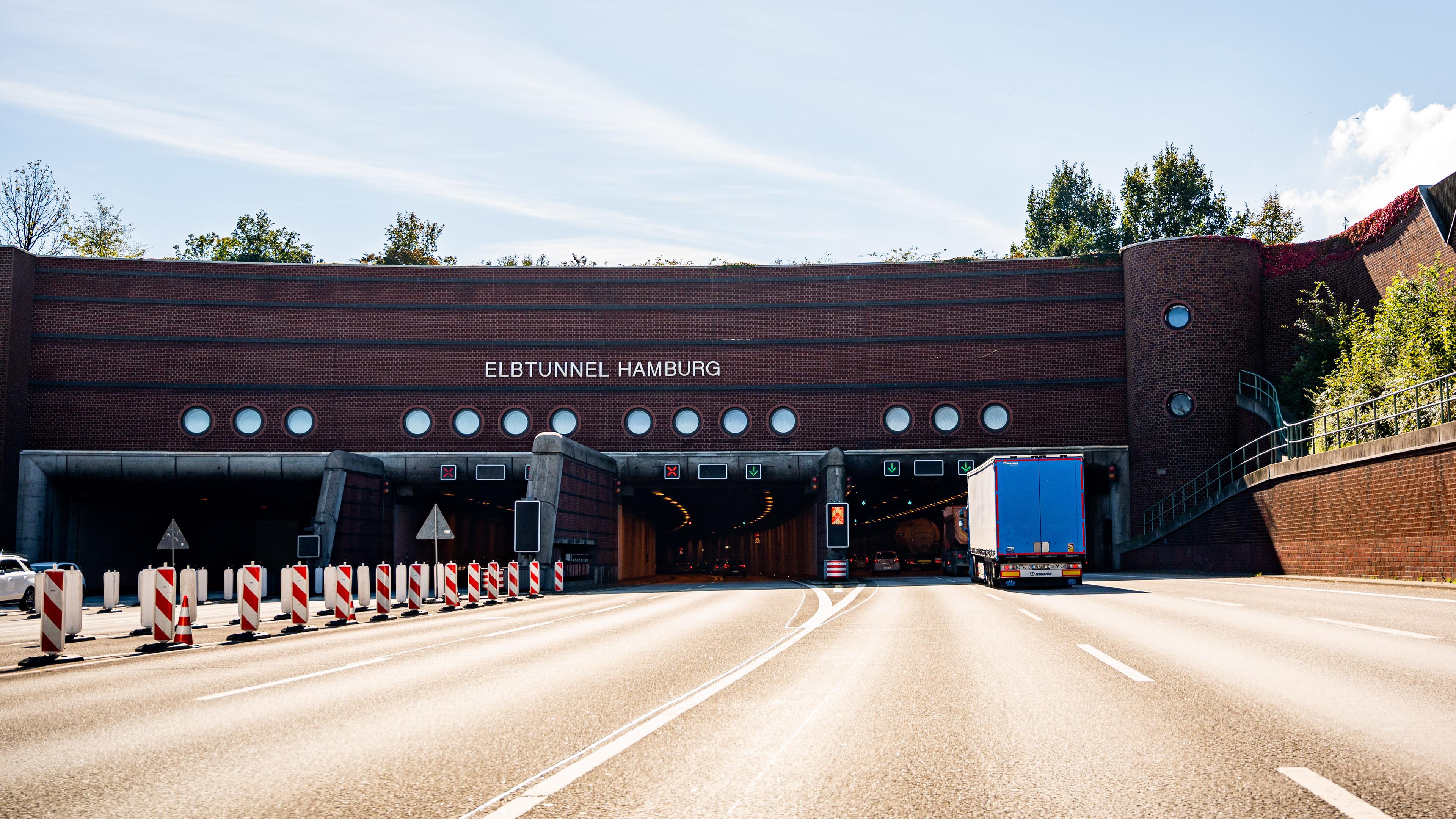 Nordportal des Elbtunnels mit dem Schriftzug "Elbtunnel Hamburg"