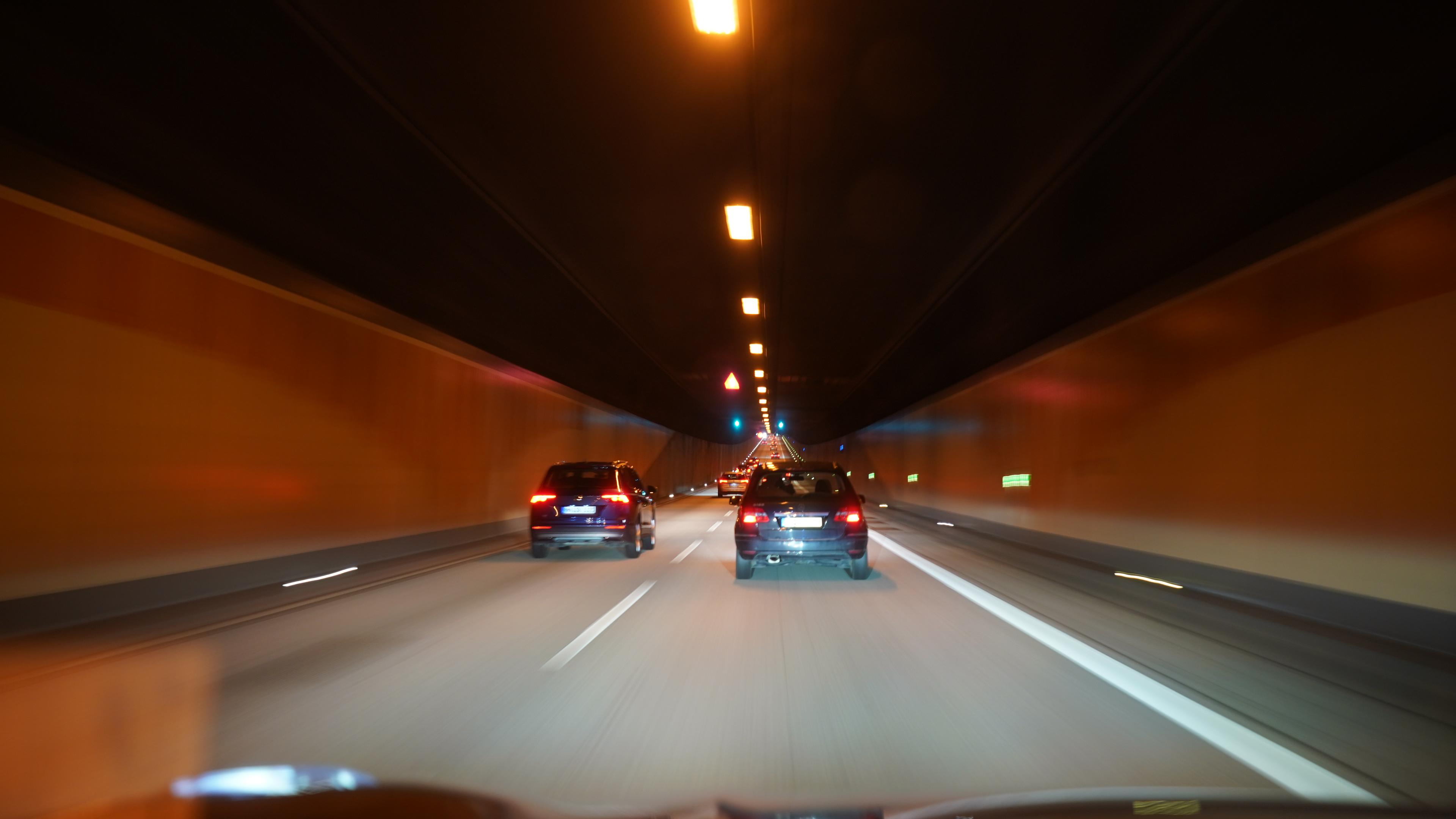 Hamburg: Autos fahren auf der Autobahn A7 durch den Elbtunnel.