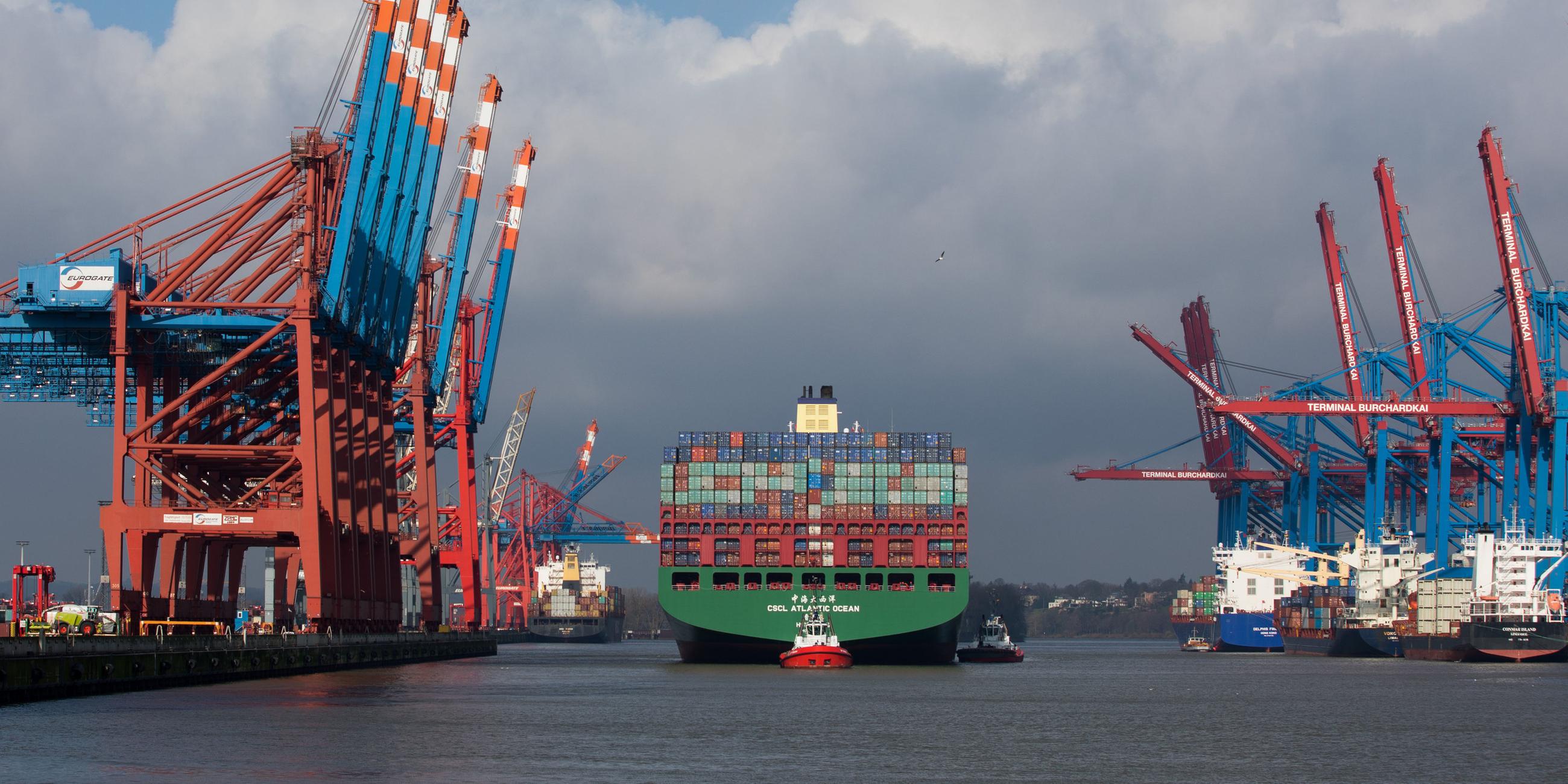 Containerschiff CSCL Atlantik bei Einfahrt in Hamburger Hafen